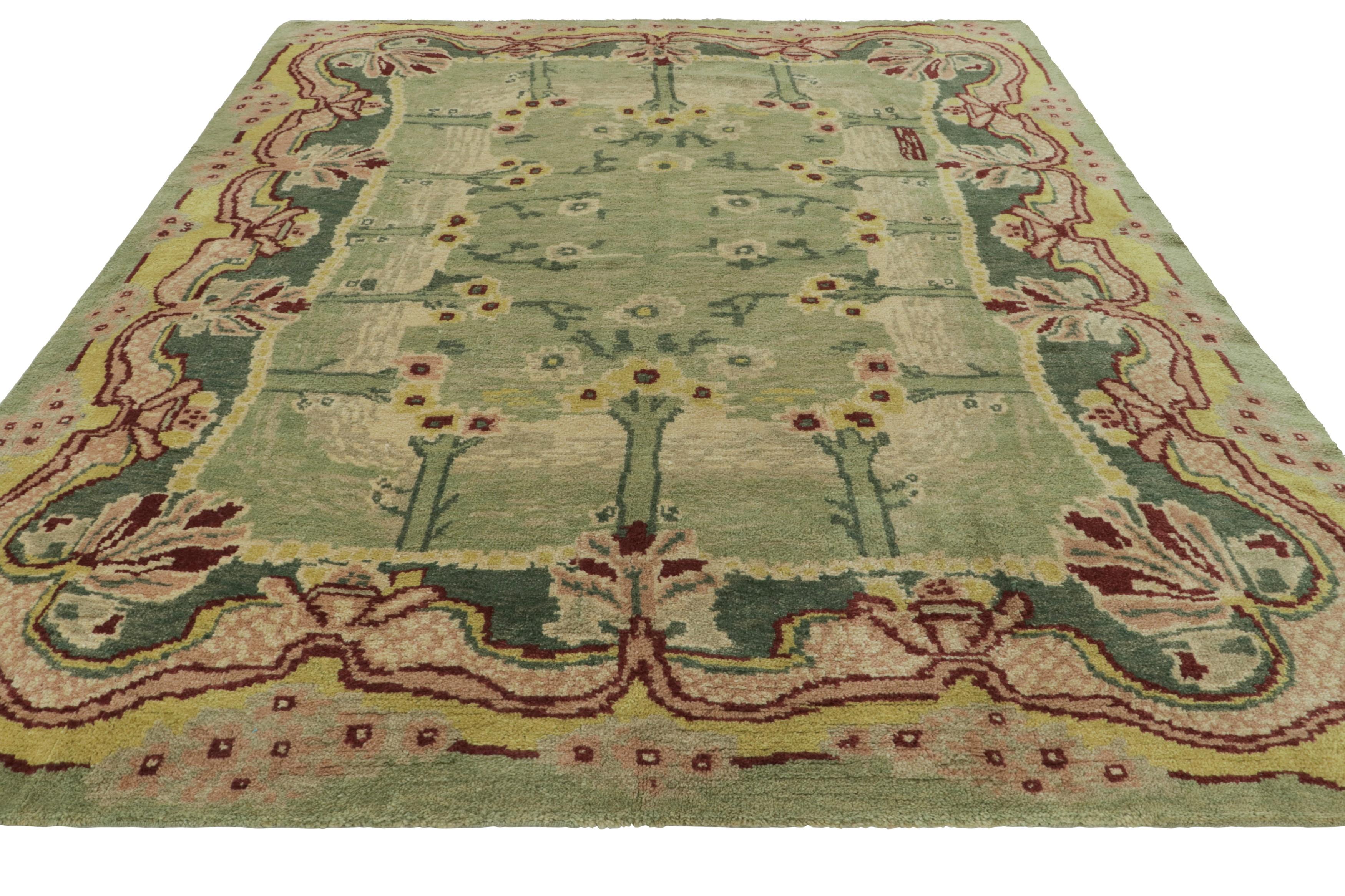 Tapis ancien de la Savonnerie Arts & Crafts, vert avec fleurs  Motifs - Rug & Kilim Bon état - En vente à Long Island City, NY