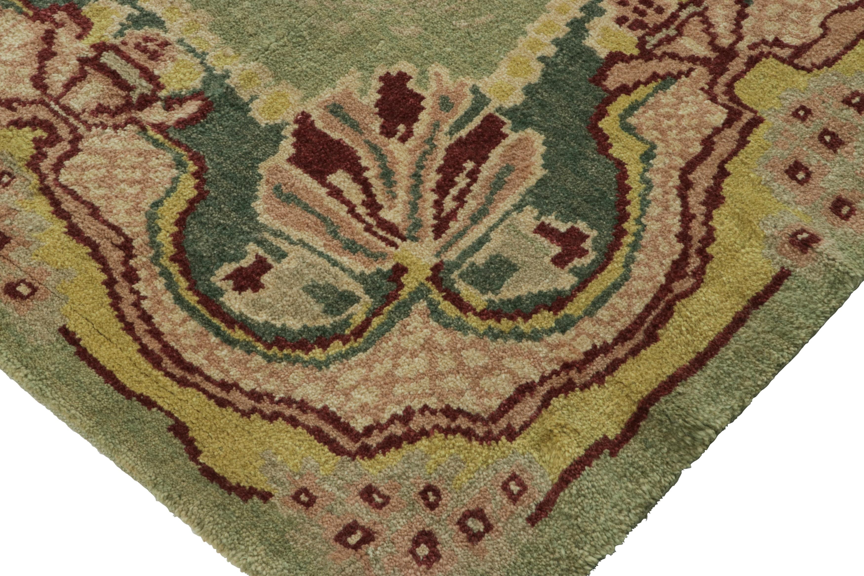 Début du 20ème siècle Tapis ancien de la Savonnerie Arts & Crafts, vert avec fleurs  Motifs - Rug & Kilim en vente