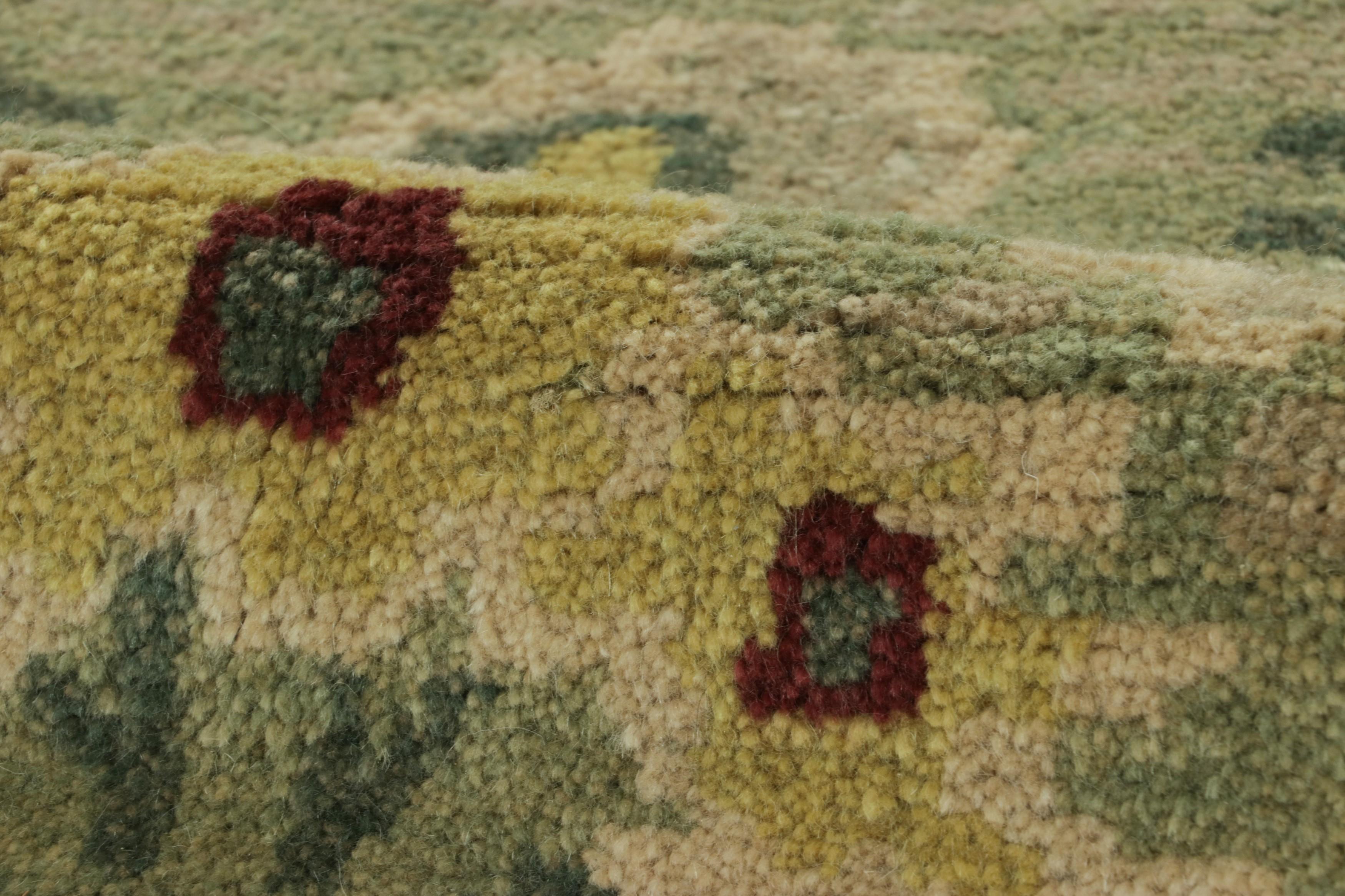 Tapis ancien de la Savonnerie Arts & Crafts, vert avec fleurs  Motifs - Rug & Kilim en vente 1
