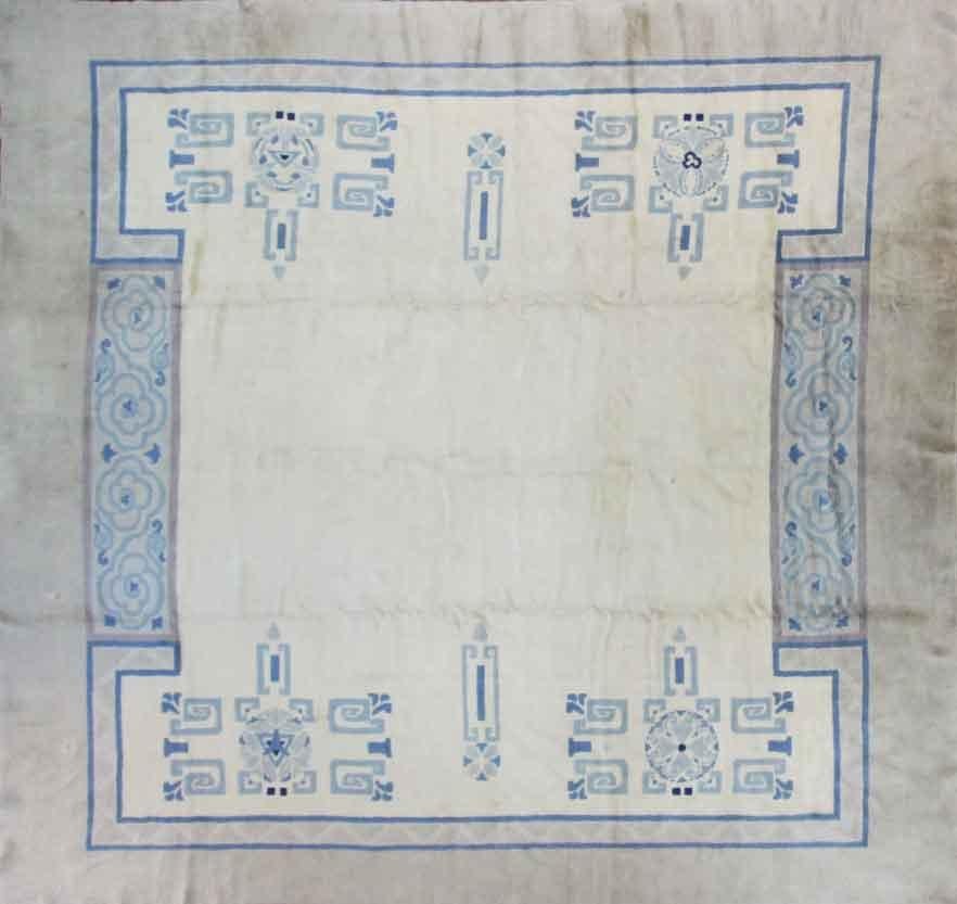 Antike Savonnerie-Teppiche sind ein Beispiel für die formale Anmut und Eleganz des klassischen europäischen Designs. Savonnerie entstand in Spanien seit dem elften Jahrhundert, und auf den Rest der europäischen.