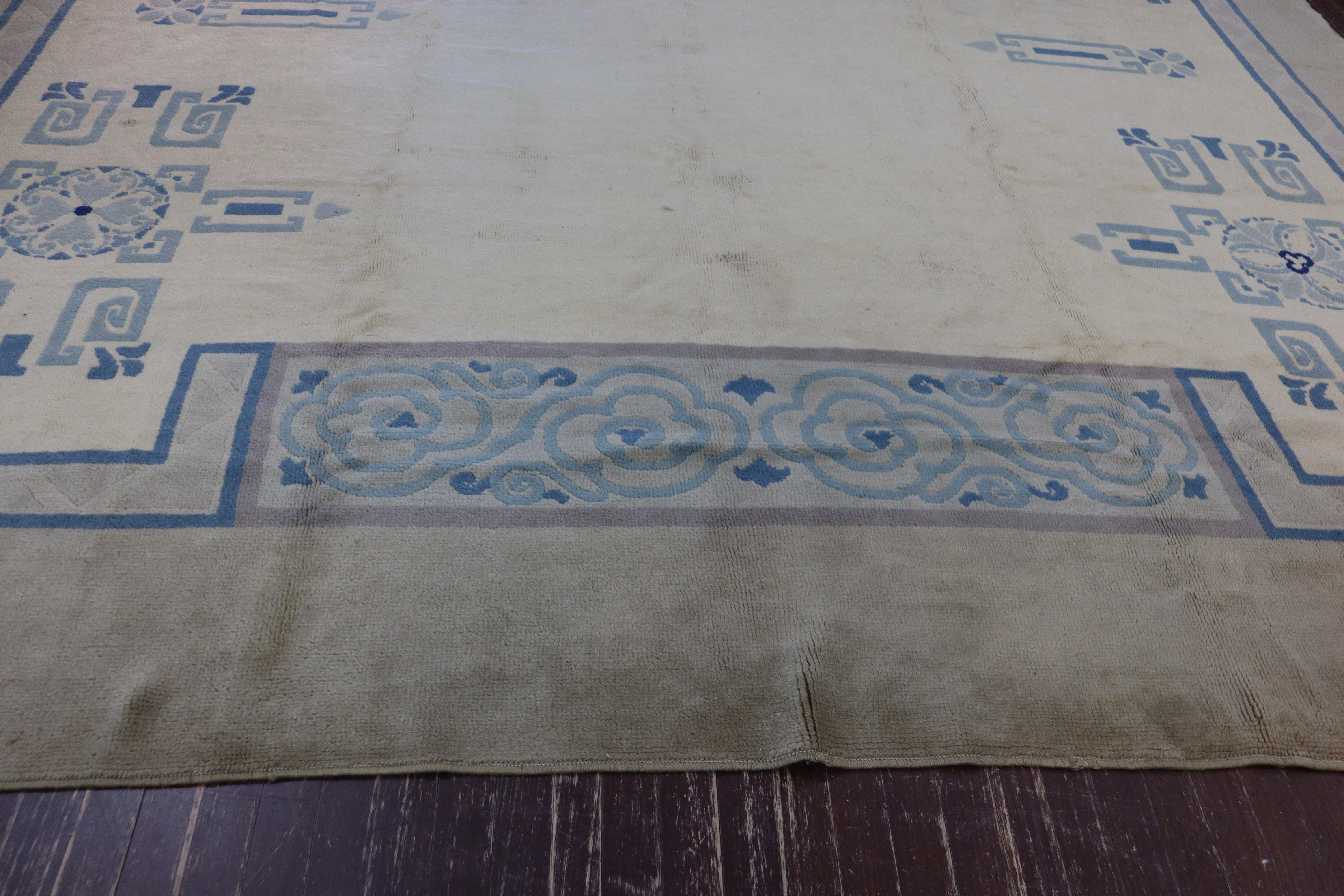 Antiker antiker Savonnerie-Teppich, elegant im Zustand „Hervorragend“ im Angebot in Evanston, IL