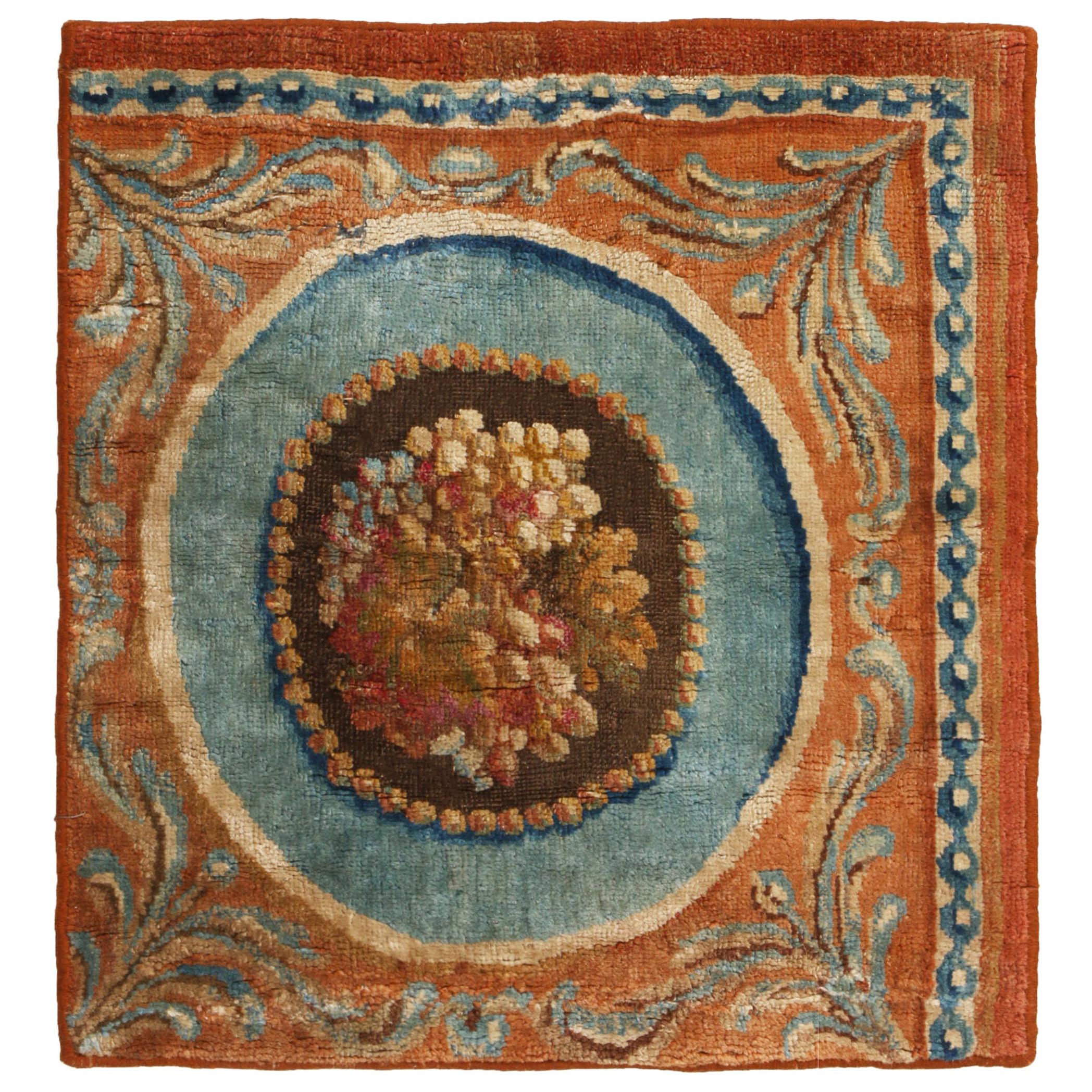 Antike Savonnerie Pfirsich und Blau Wollteppich Fragment von Rug & Kilim