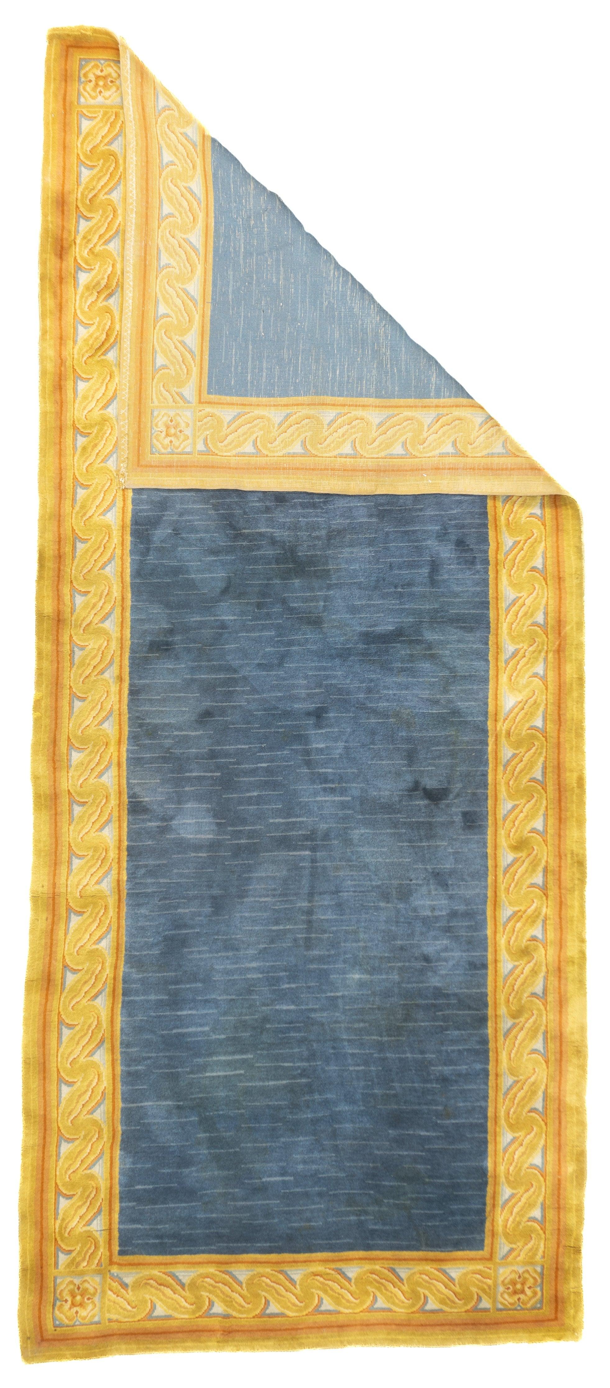 Tappeto antico Savonnerie 4'11'' x 11'7''. Precisamente i tappeti a pelo spesso e a nodi grossolani della Manifattura Reale francese; generalmente si applica ora ai tappeti francesi, spagnoli o austriaci alla maniera delle Savonnerie. Principalmente