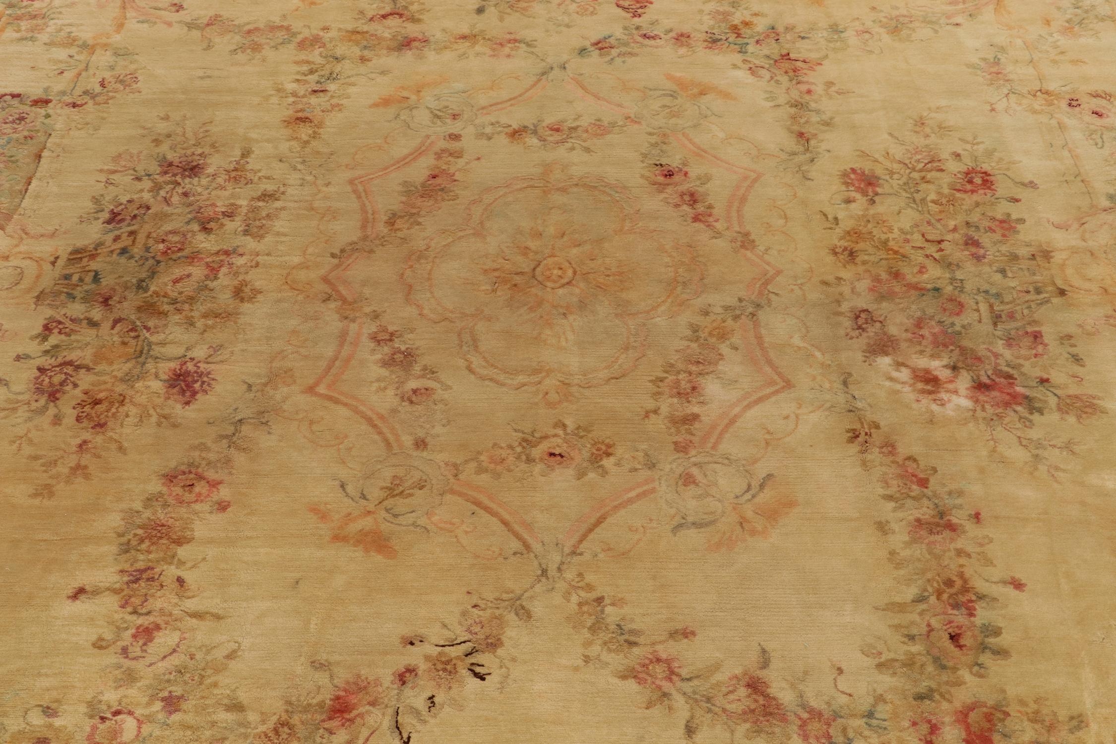 Antiker Savonnerie-Teppich in Beige-Gold-Rosa mit Blumenmuster von Teppich & Kelim (Handgeknüpft) im Angebot