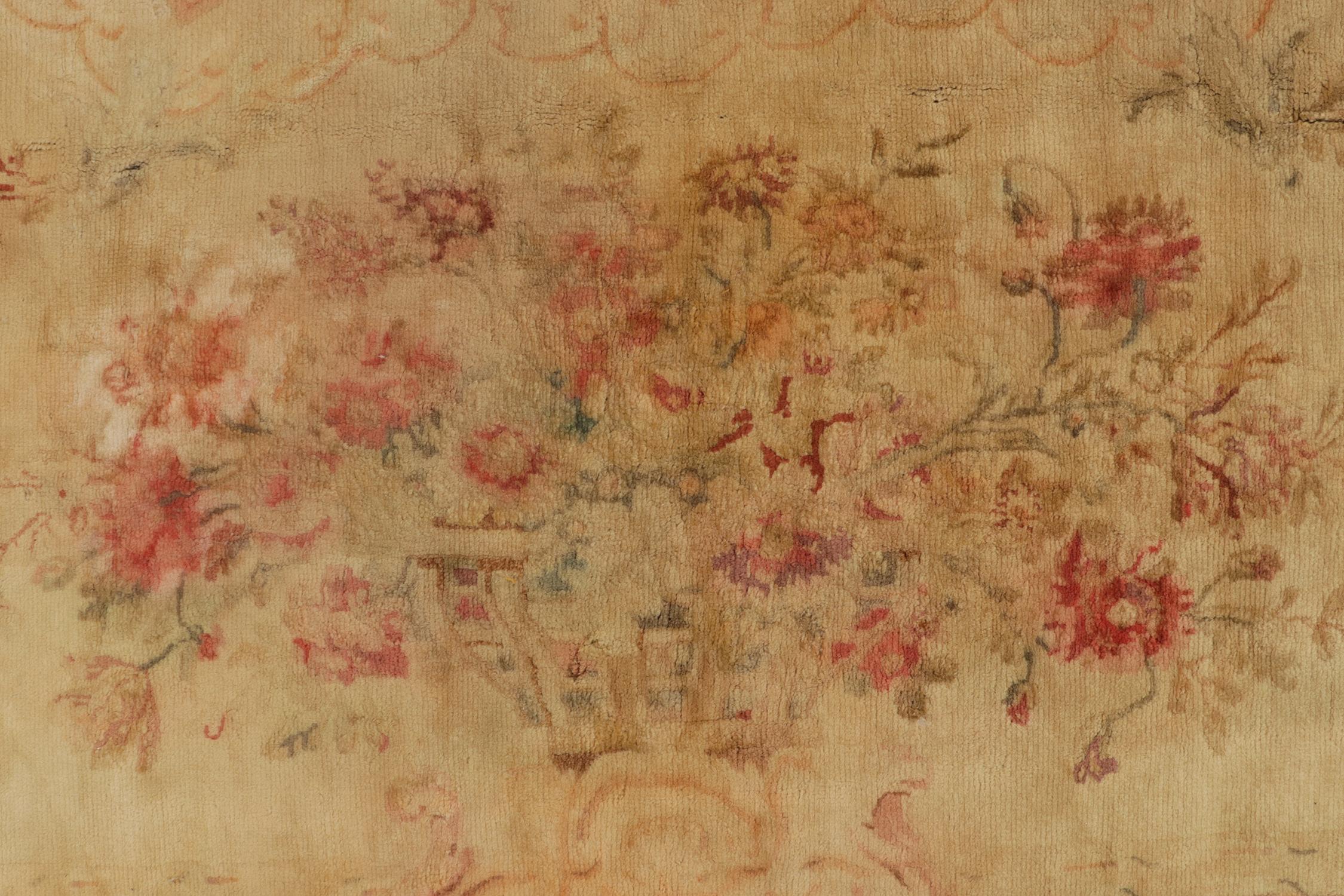 Antiker Savonnerie-Teppich in Beige-Gold-Rosa mit Blumenmuster von Teppich & Kelim (19. Jahrhundert) im Angebot
