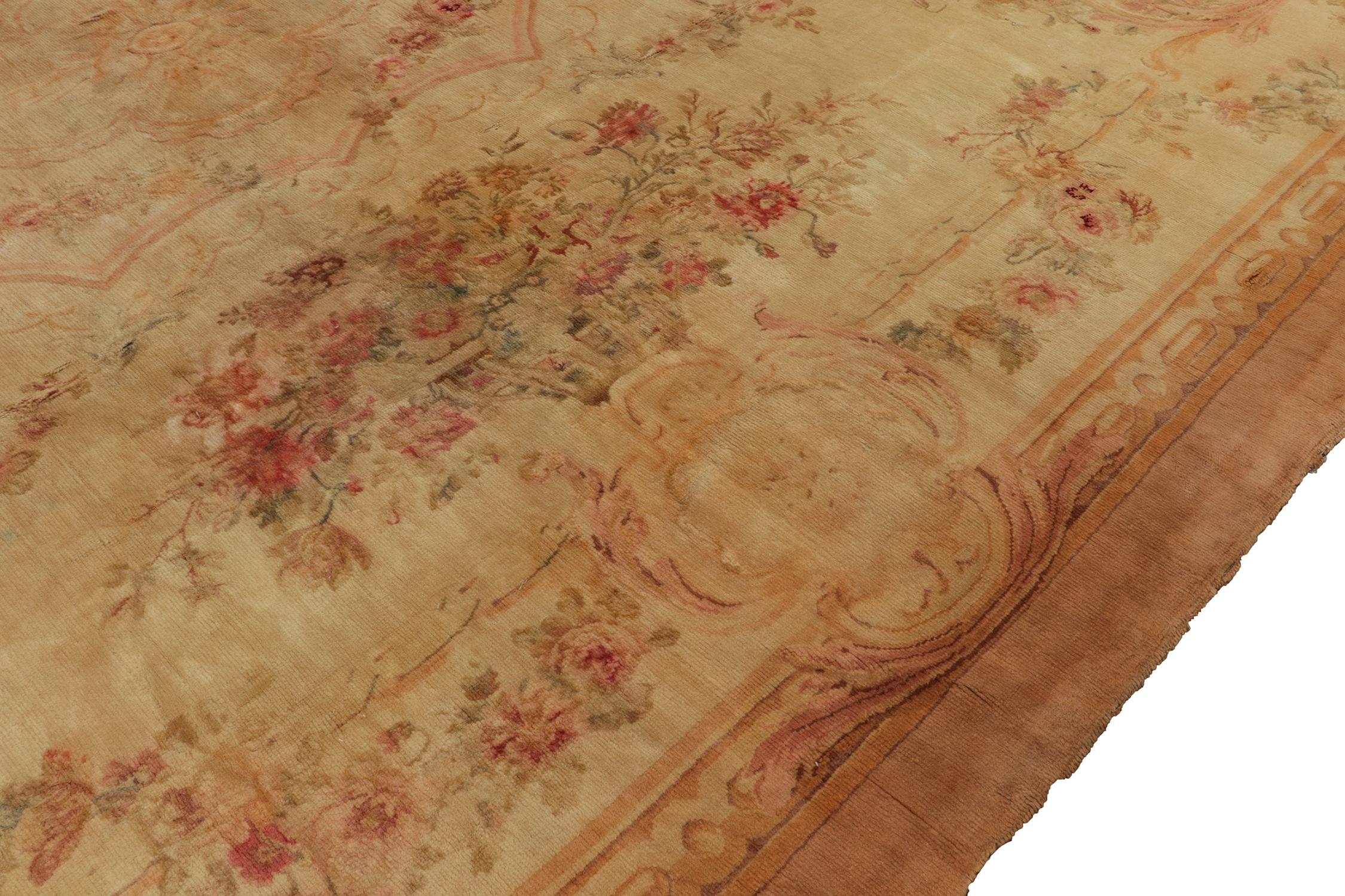 Antiker Savonnerie-Teppich in Beige-Gold-Rosa mit Blumenmuster von Teppich & Kelim im Zustand „Gut“ im Angebot in Long Island City, NY