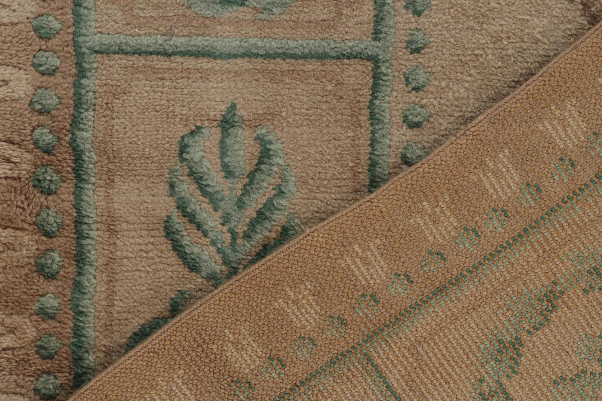 Antiker Savonnerie-Teppich in Beige-Braun und Grün mit Blumenmuster (Wolle) im Angebot
