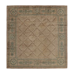 Tapis Savonnerie ancien à motifs floraux beige-marron et vert