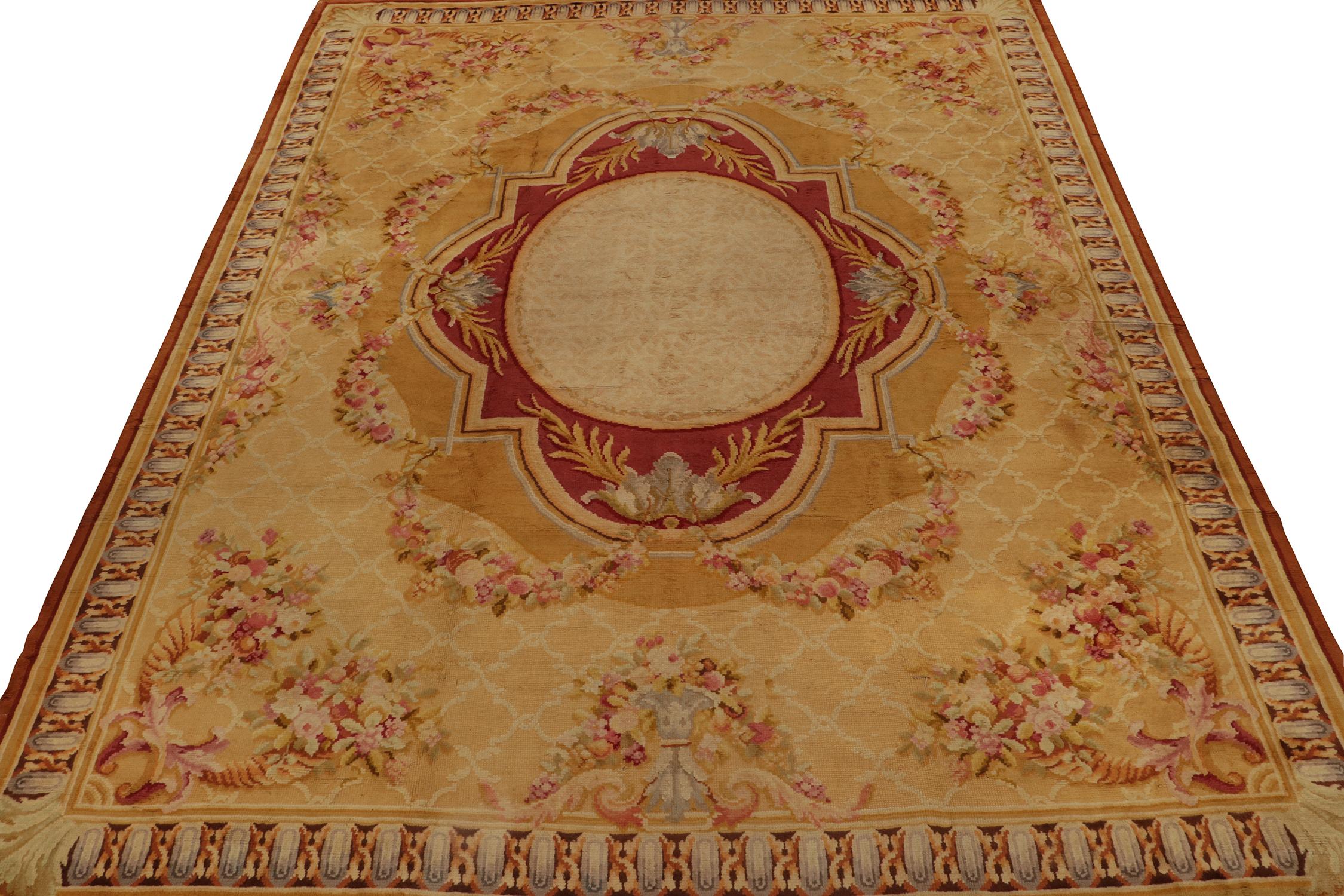 Dieser antike Savonnerie-Teppich im Format 13x17 ist ein neues Sammlerstück in den seltenen europäischen Kurationen von Rug & Kilim. Es ist aus Wolle handgeknüpft und stammt aus der Zeit um 1910-1920.

Weiter zum Design:

Ein prächtiges Spiel von