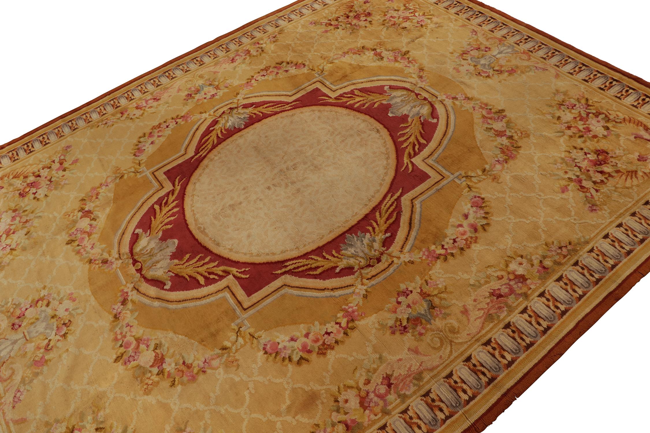Antiker Savonnerie-Teppich in Gold und Rot mit Medaillon und Blumenmuster von Rug & Kilim (Stammeskunst) im Angebot
