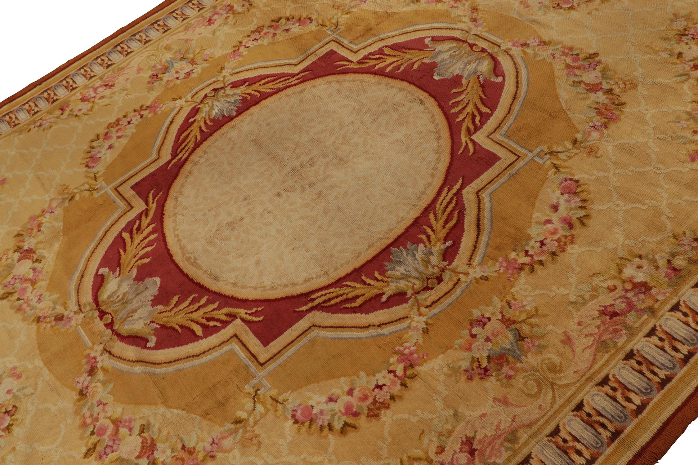 Antiker Savonnerie-Teppich in Gold und Rot mit Medaillon und Blumenmuster von Rug & Kilim (Spanisch) im Angebot