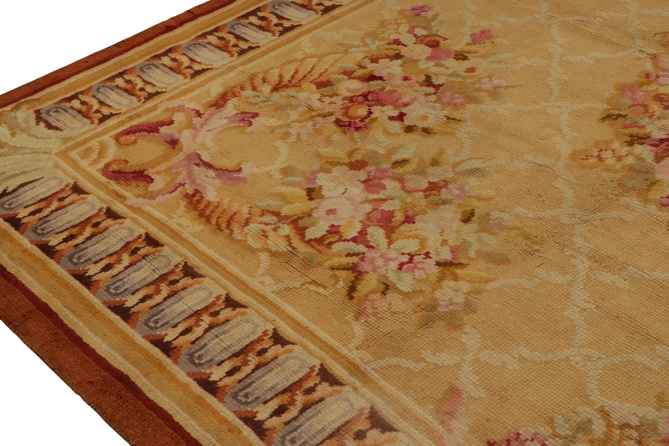 Antiker Savonnerie-Teppich in Gold und Rot mit Medaillon und Blumenmuster von Rug & Kilim (Handgeknüpft) im Angebot