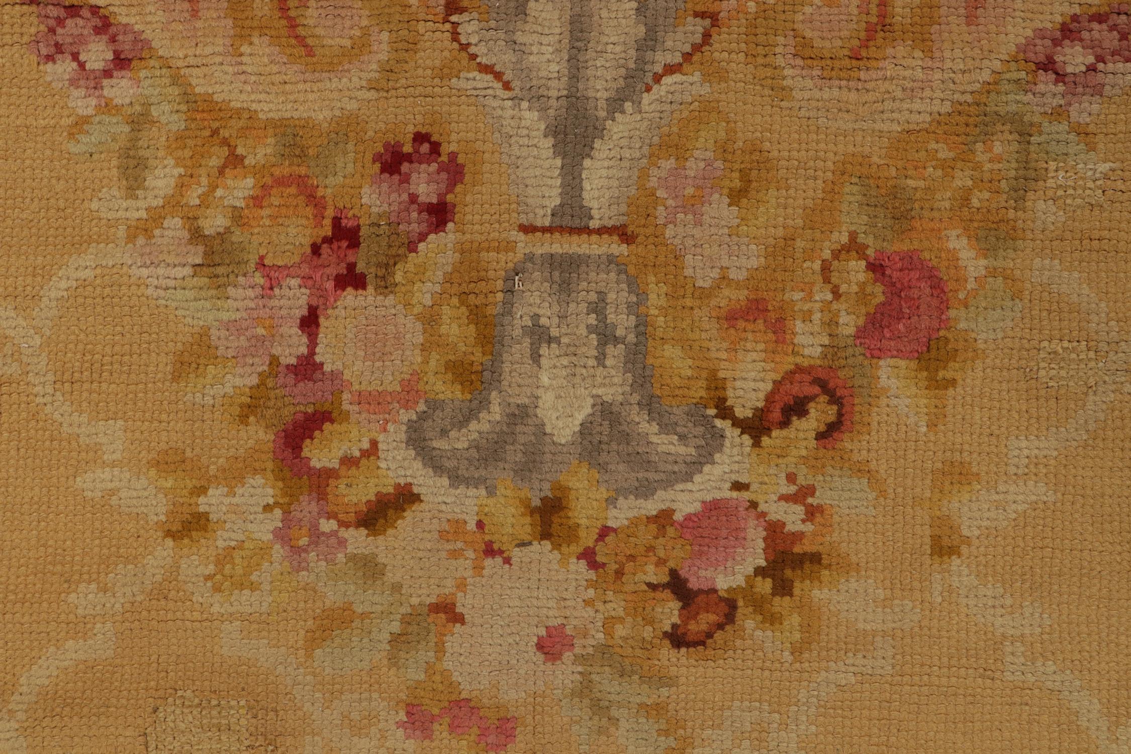 Antiker Savonnerie-Teppich in Gold und Rot mit Medaillon und Blumenmuster von Rug & Kilim im Zustand „Gut“ im Angebot in Long Island City, NY