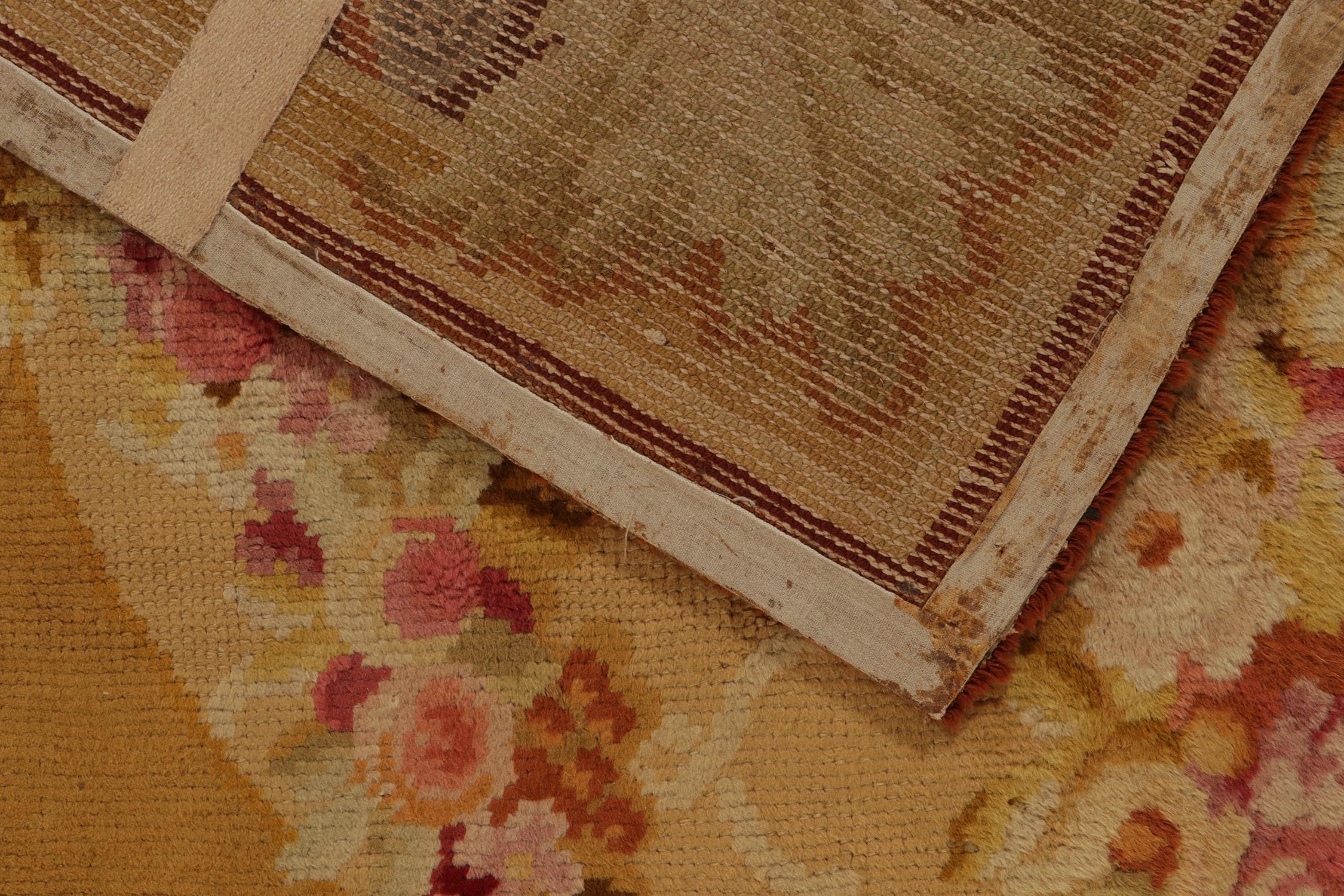 Antiker Savonnerie-Teppich in Gold und Rot mit Medaillon und Blumenmuster von Rug & Kilim (Frühes 20. Jahrhundert) im Angebot