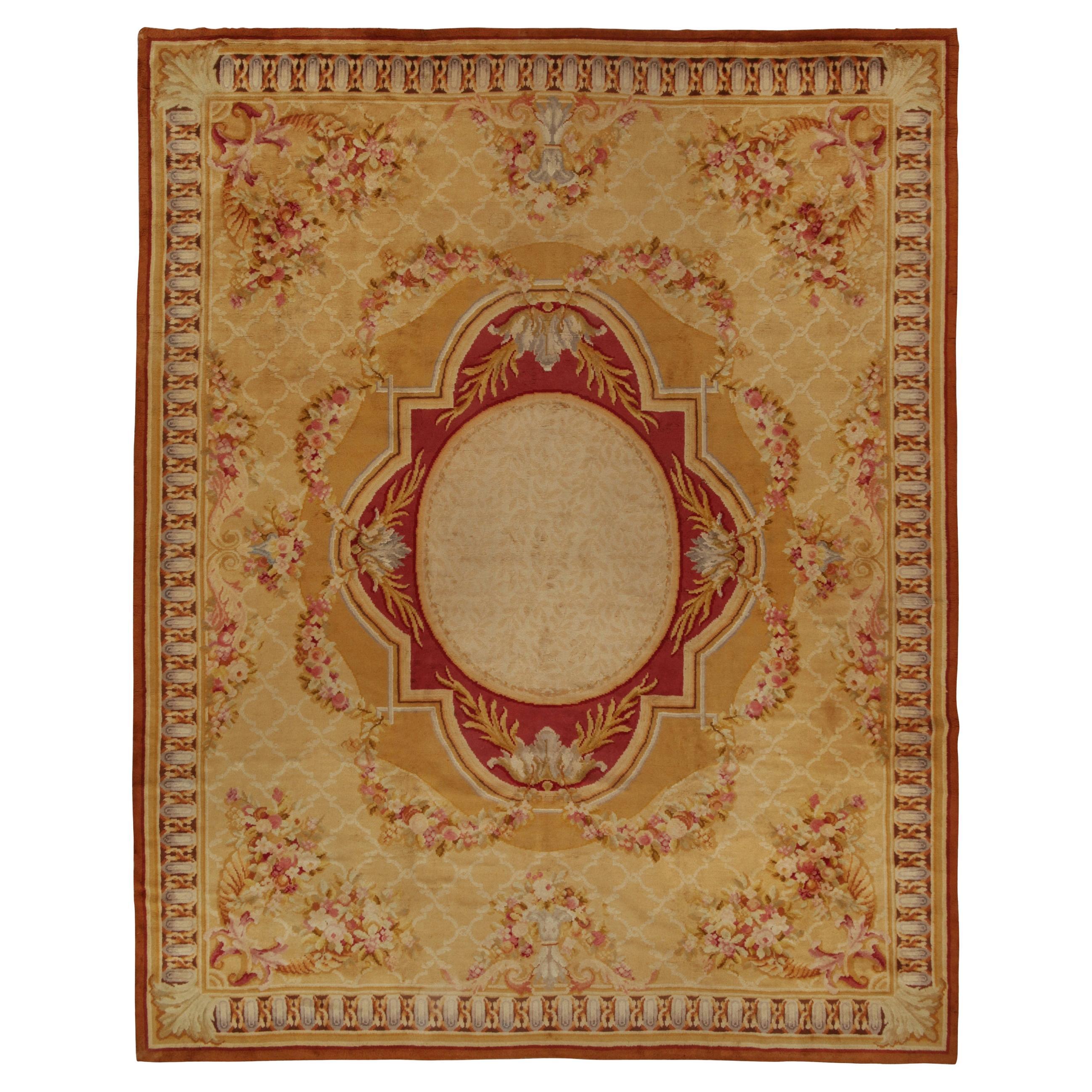 Antiker Savonnerie-Teppich in Gold und Rot mit Medaillon und Blumenmuster von Rug & Kilim