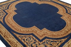 Alfombra antigua de Savonnerie con campo abierto azul y motivos dorados