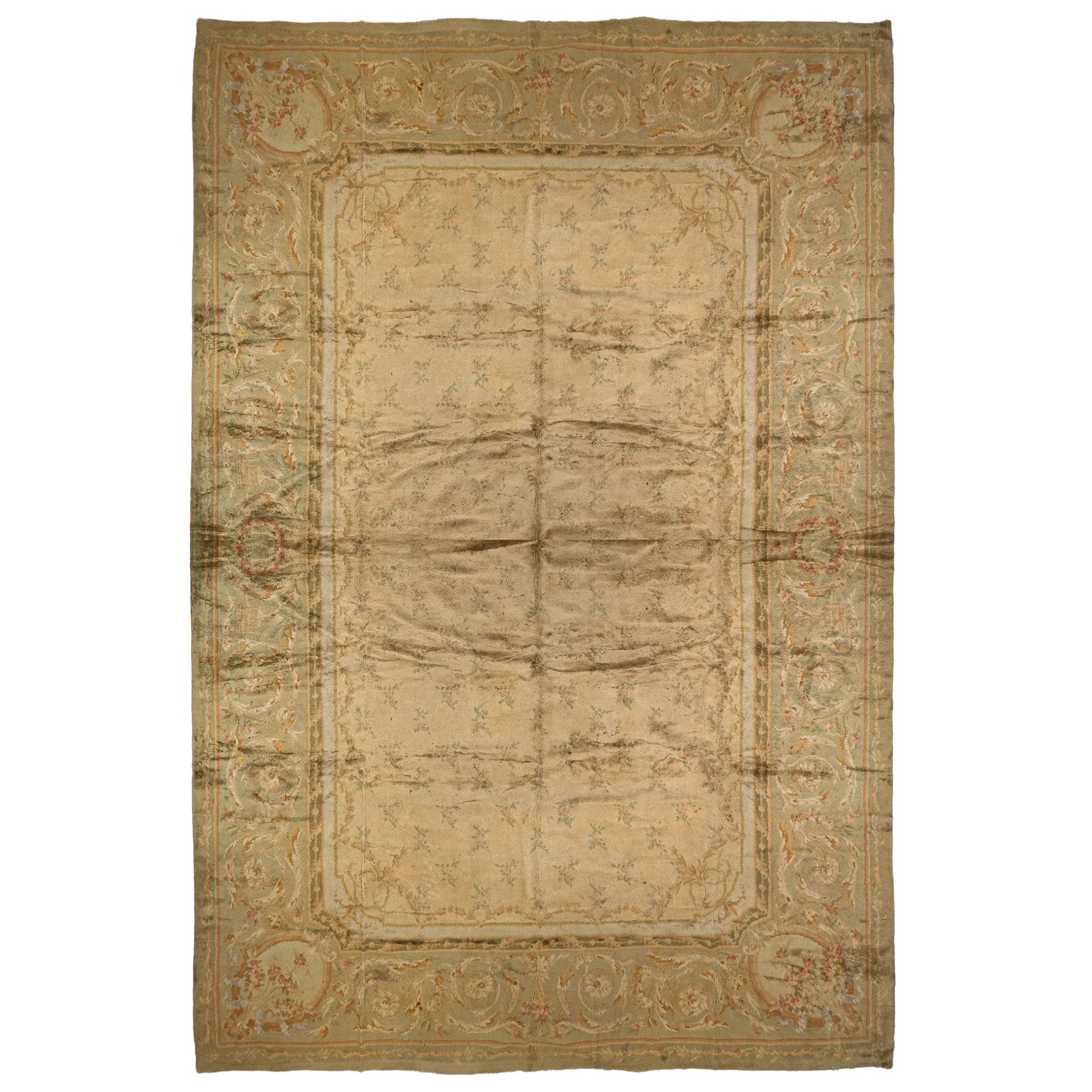 Antique Savonnerie Rug with Delicate Floral Sprays - Rug 
Kilim For Sale