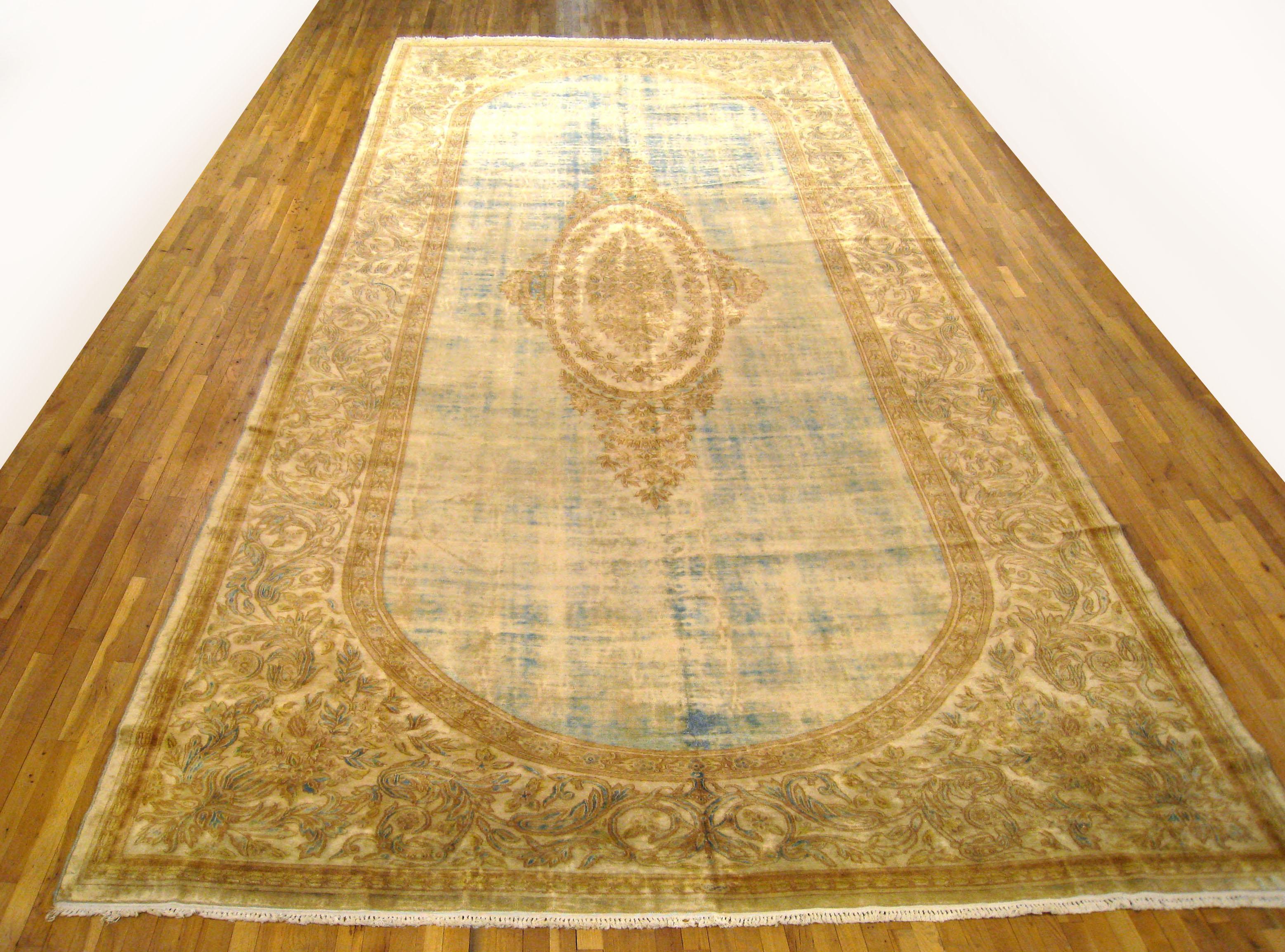 Antico tappeto orientale persiano Kerman con disegno europeo Savonnerie, raramente reperibile, del 1910 circa, dimensioni 20,6 x 10,0. Questo raro tappeto annodato a mano è una miscela di due rinomati stili di tessitura, che combina la trama fitta e