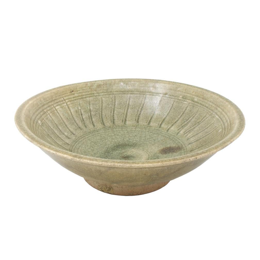 Antica ciotola Sawakhalok Celadon, Thailandia, XIV-XV secolo.
Una ciotola in gres lavorato al tornio, robusta, con bordo estroflesso e labbro smussato. Il cavetto è verticale  linee pettinate racchiuse sopra e sotto da diverse bande circolari