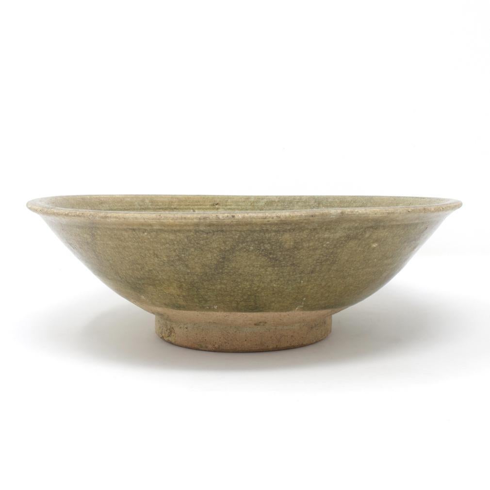 Fino al XVIII secolo Antica ciotola Sawakhalok Celadon, Thailandia, XIV-XV secolo. in vendita
