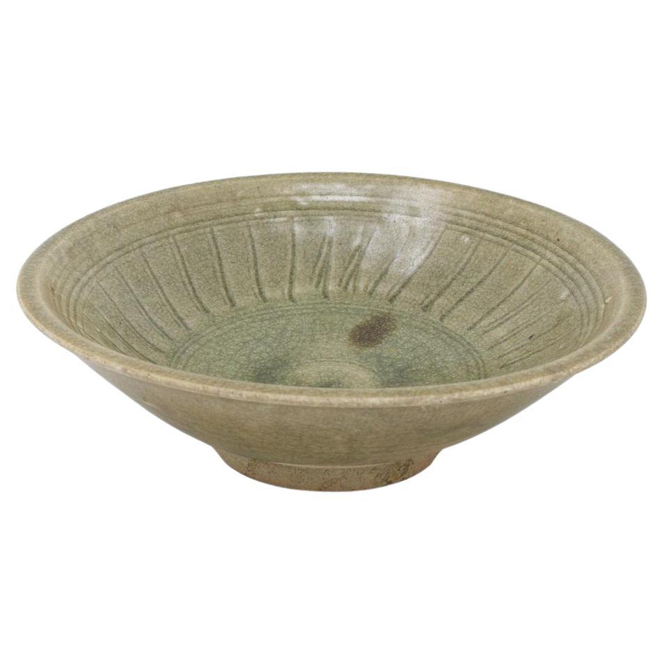 Antike Sawakhalok Celadon-Schale, Thailand, 14./15. Jahrhundert.