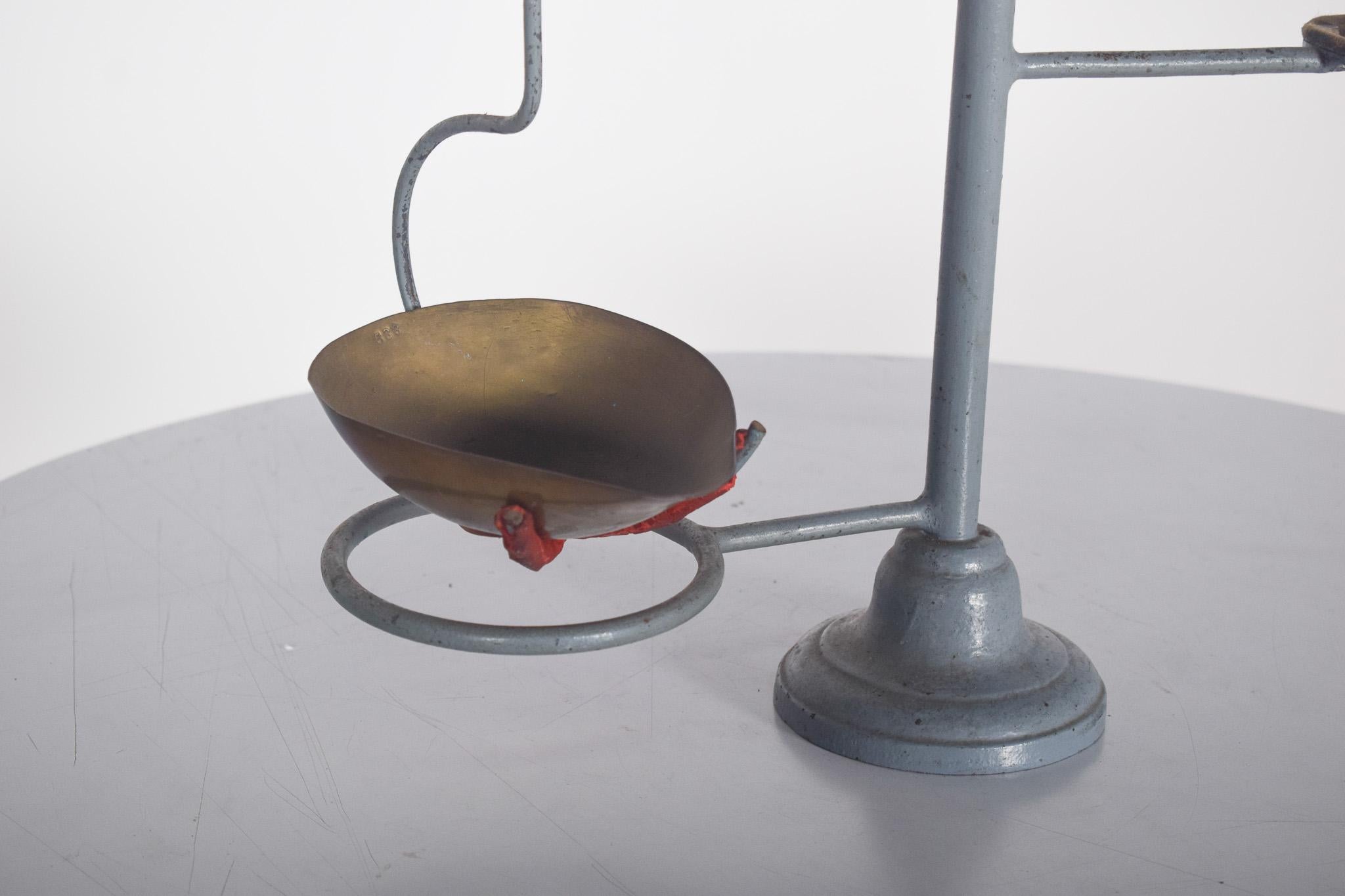 Balance antique en forme de croix en vente 3