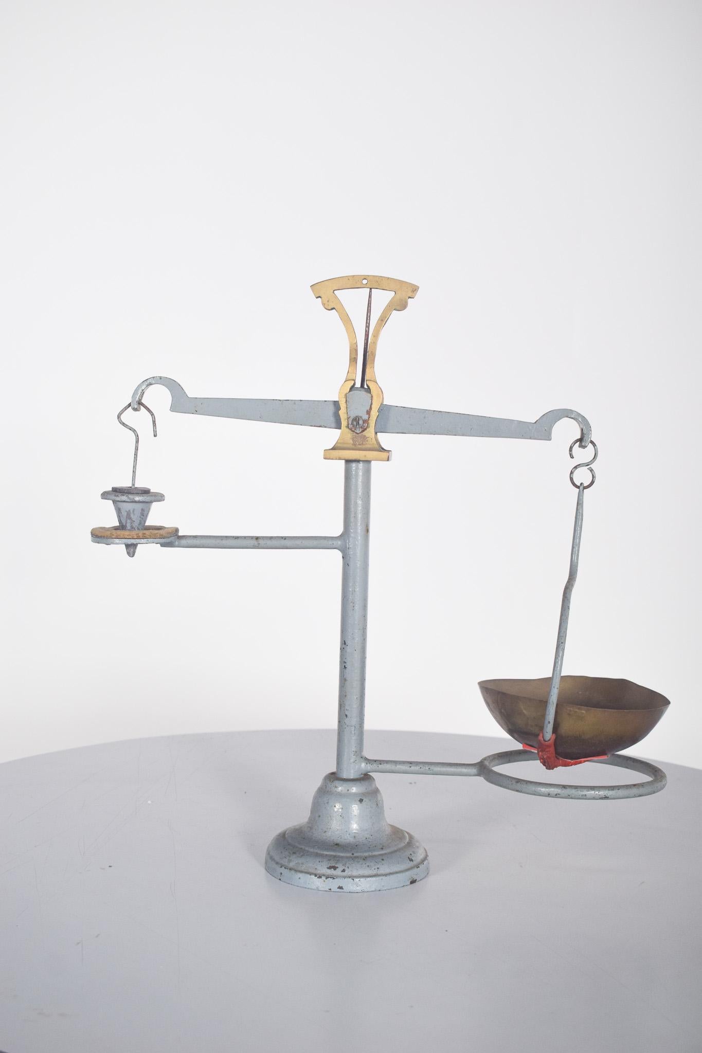 Balance antique en forme de croix en vente 4