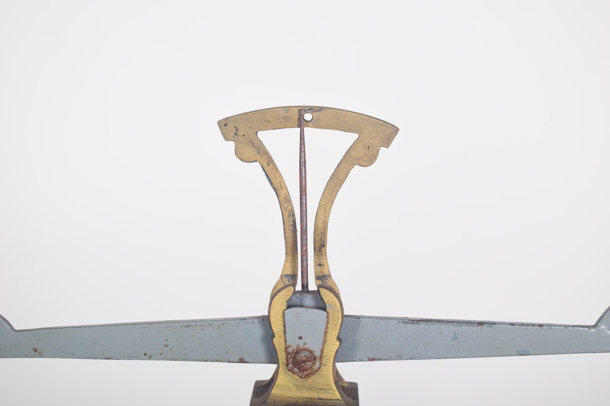 Mid-Century Modern Balance antique en forme de croix en vente