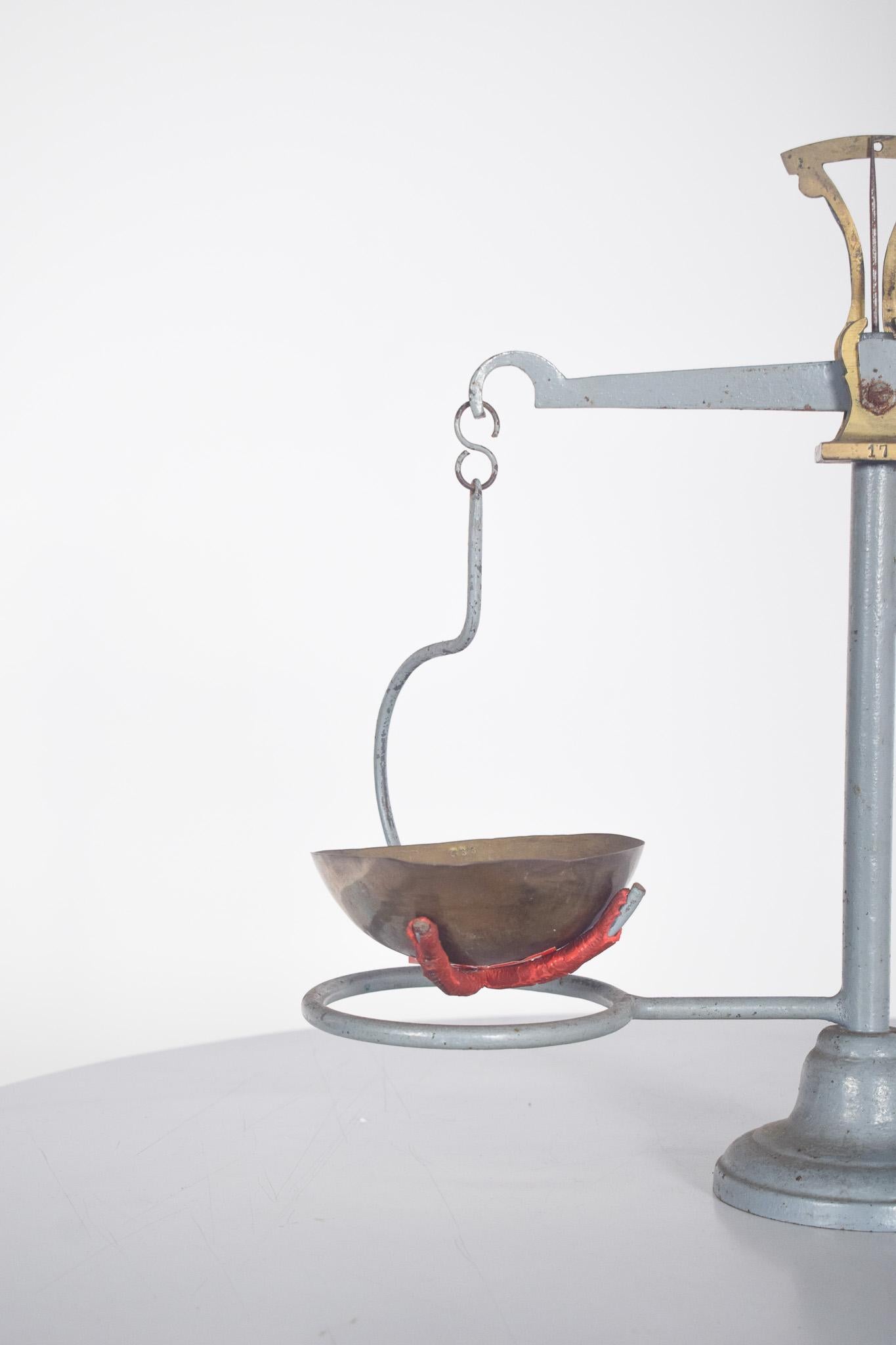 Métal Balance antique en forme de croix en vente