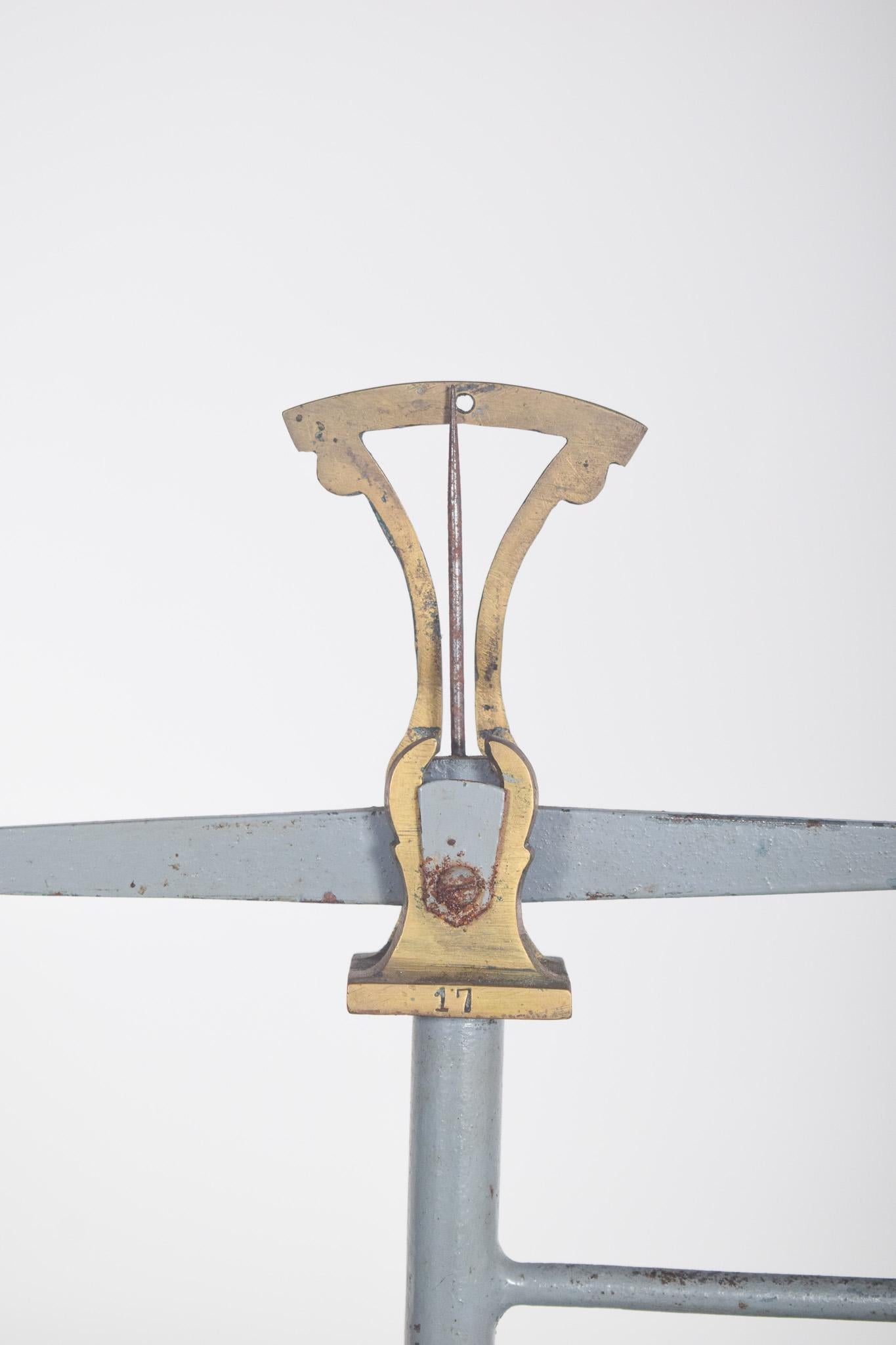 Balance antique en forme de croix en vente 1