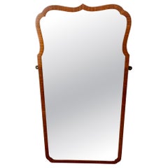 Espejo de pared antiguo con bordes festoneados. Inglaterra c.1920-30s