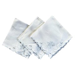 Anciennes chopes ou serviettes festonnées en crème avec détails bleus - lot de 3