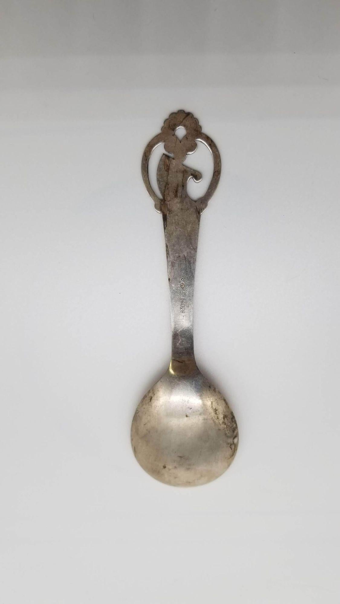 Entdecken Sie die Faszination dieses antiken Marmeladenlöffels aus 830S Silber mit der eleganten Aufschrift 
