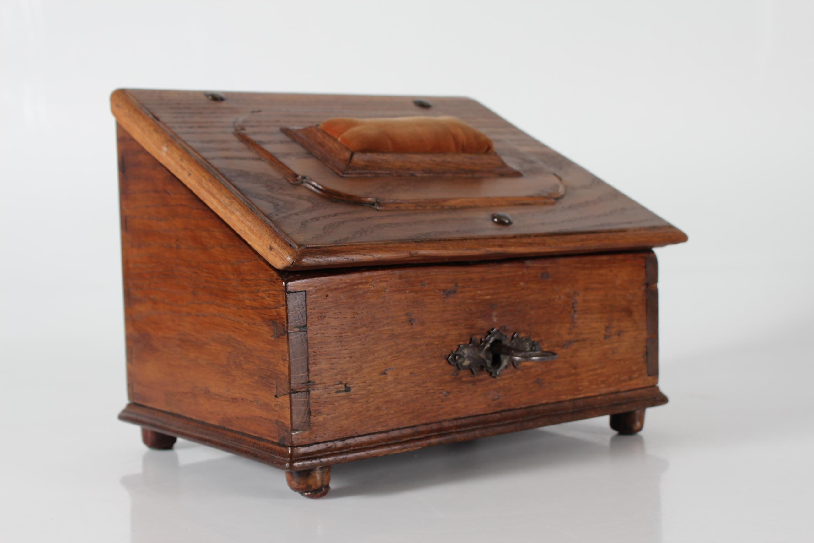 Antike skandinavische Barockstil Eiche Nähkasten kleine Truhe mit Schlüssel Mitte 1800 (Skandinavisch) im Angebot