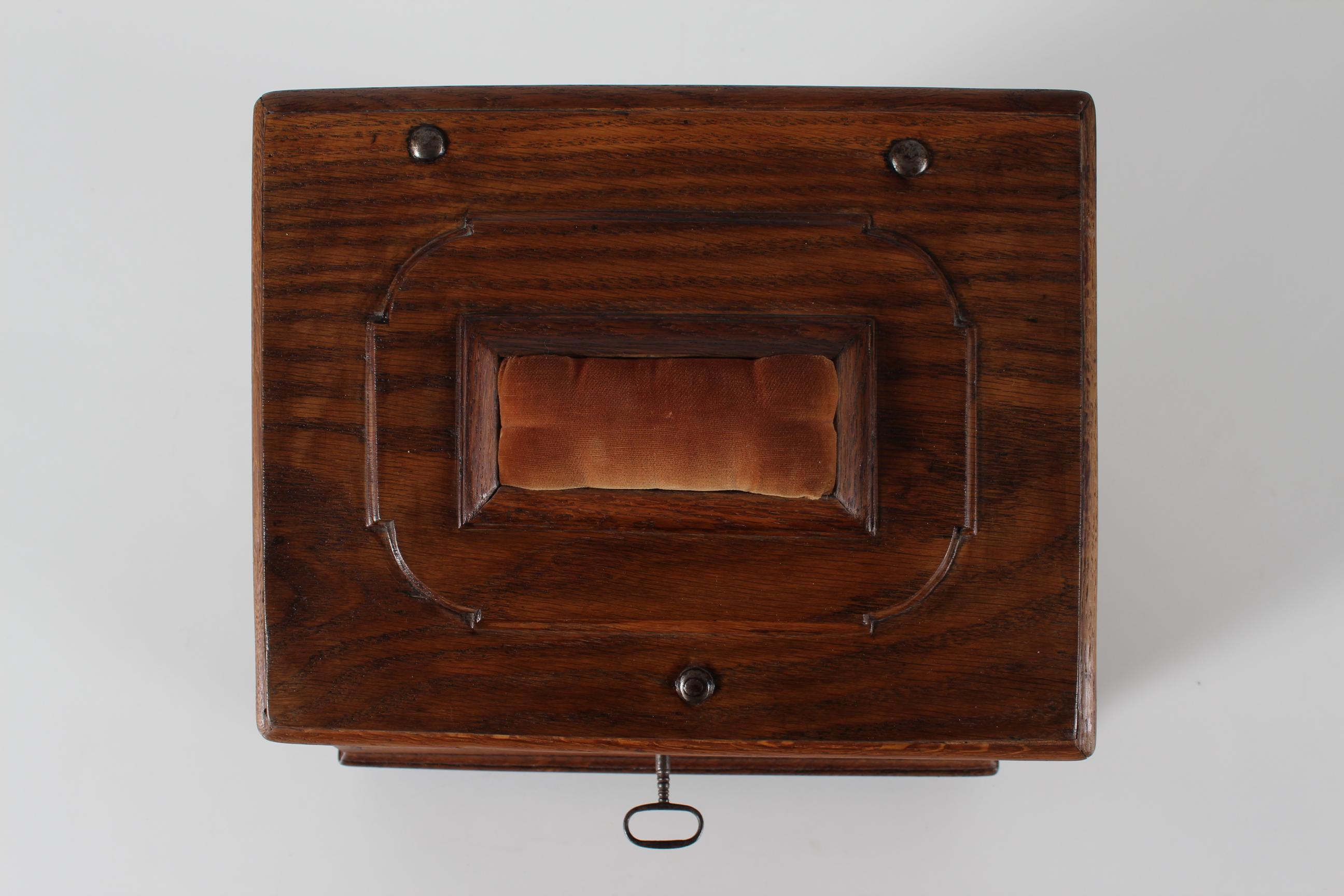 Antike skandinavische Barockstil Eiche Nähkasten kleine Truhe mit Schlüssel Mitte 1800 (Holz) im Angebot