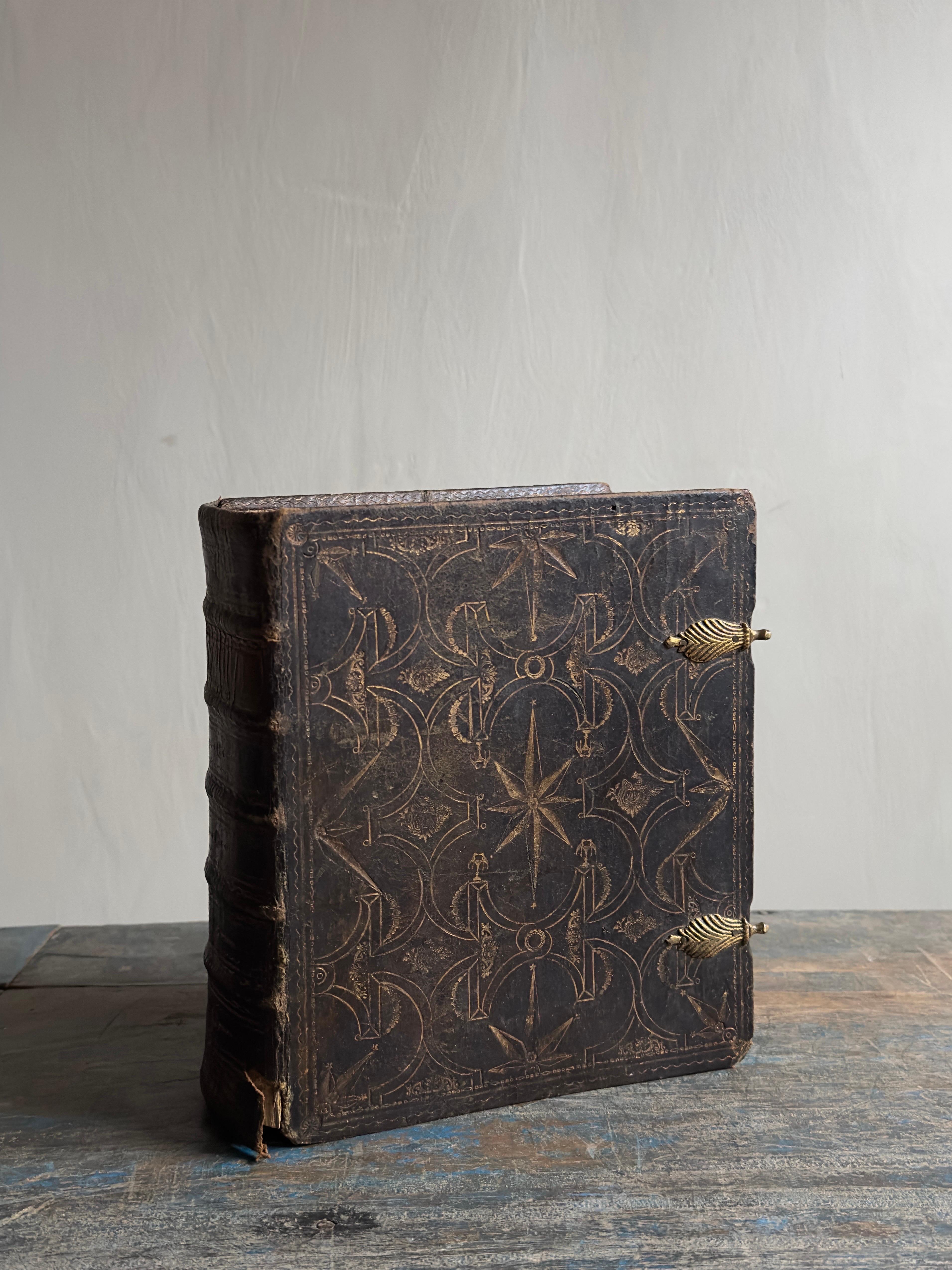 Eine schöne antike Bibel aus Skandinavien aus dem Jahr 1810. Der Einband ist wahrscheinlich noch älter, möglicherweise aus dem späten 1700. 

Es eignet sich perfekt als Wabi Sabi-Dekorationselement, um dem Raum eine bestimmte Stimmung zu verleihen.