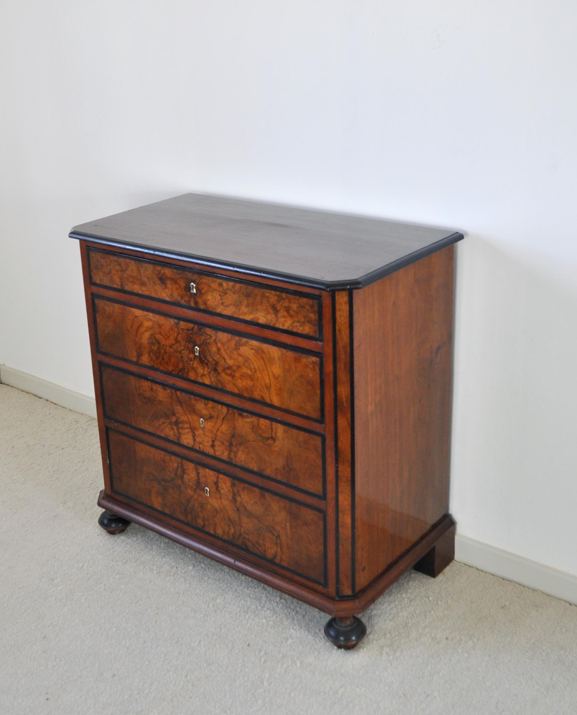 Antique Scandinavian Chest of Drawers in Walnut & Mahogany with Ebonized Details In Good Condition For Sale In Vordingborg, DK