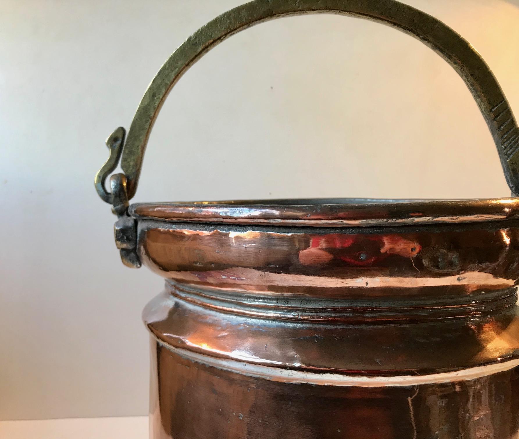 Ottone Antico secchio scandinavo per carbone o caminetto in rame, 18° sec. in vendita