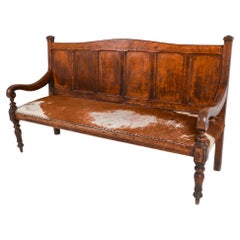 Antica panca scandinava in Oak con pelle di mucca, 18° secolo.