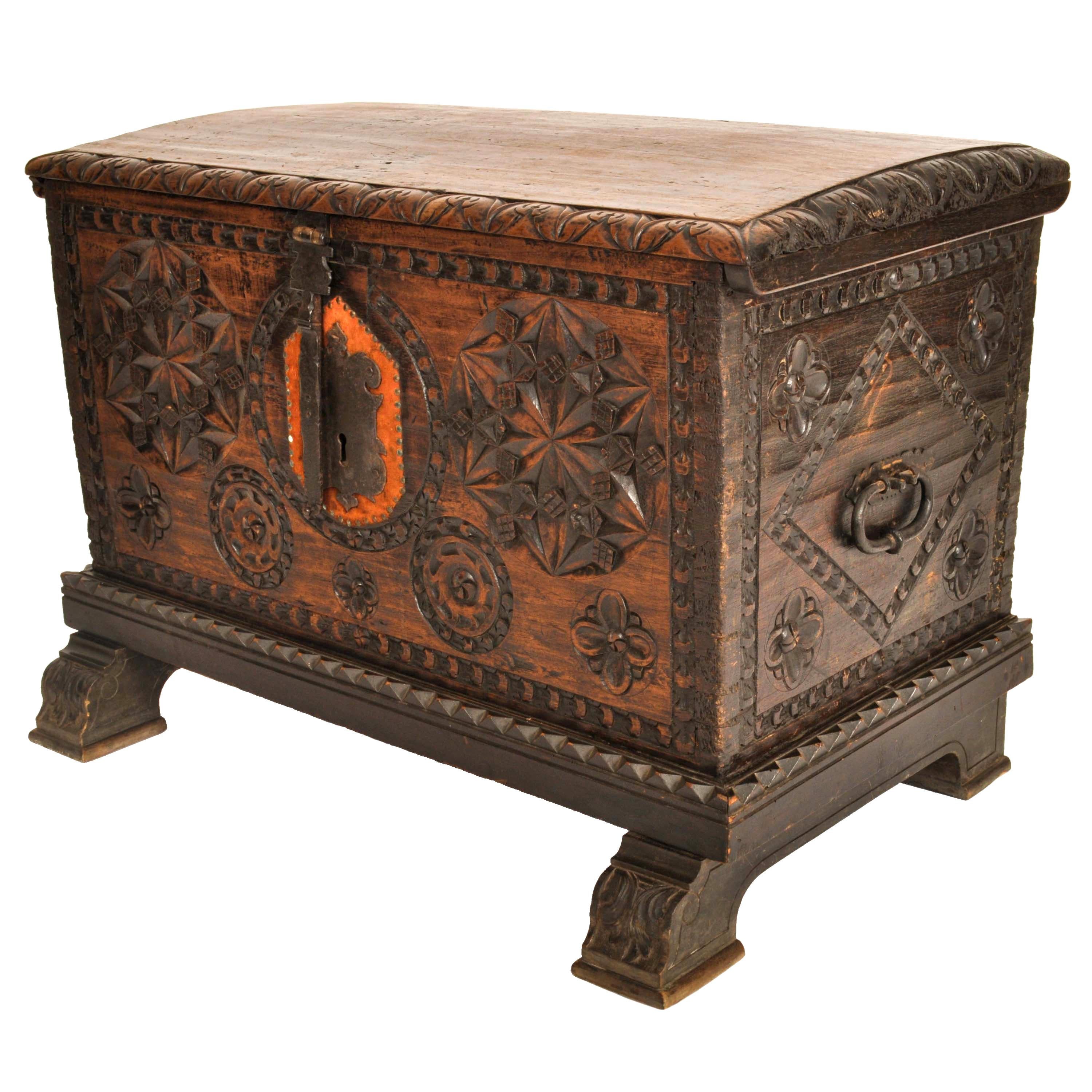 Barocco Antico baule da dote scandinavo in pino barocco Art Carved 1780 in vendita