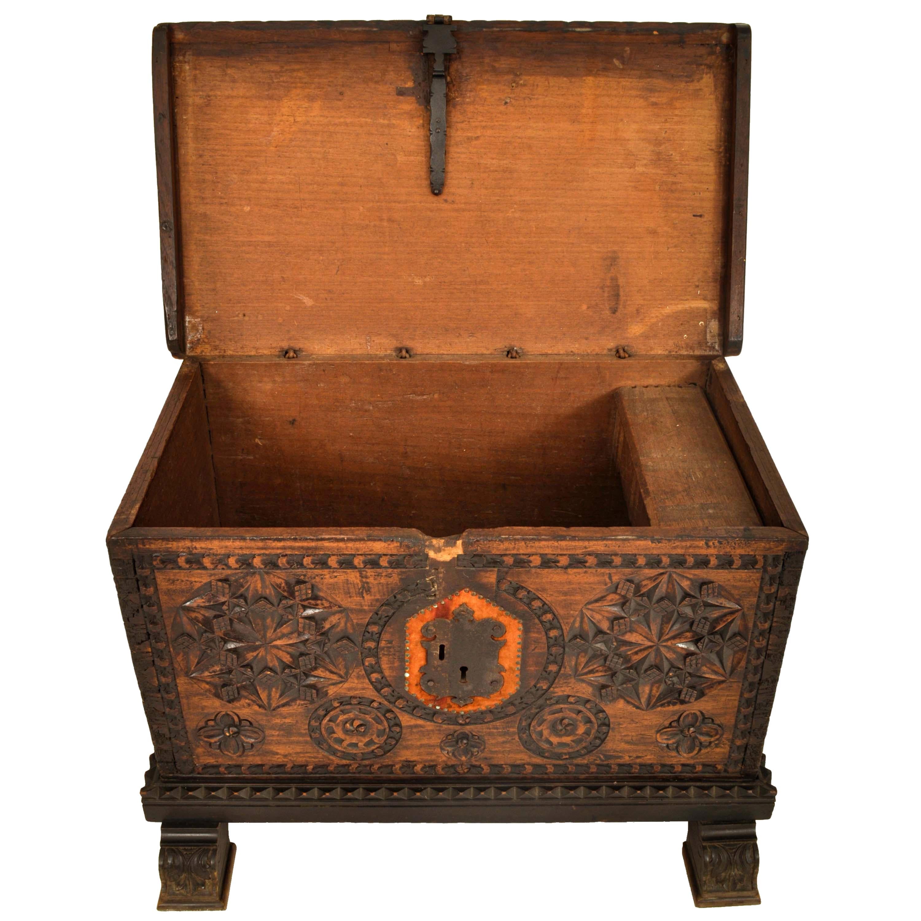 Antico baule da dote scandinavo in pino barocco Art Carved 1780 In condizioni buone in vendita a Portland, OR