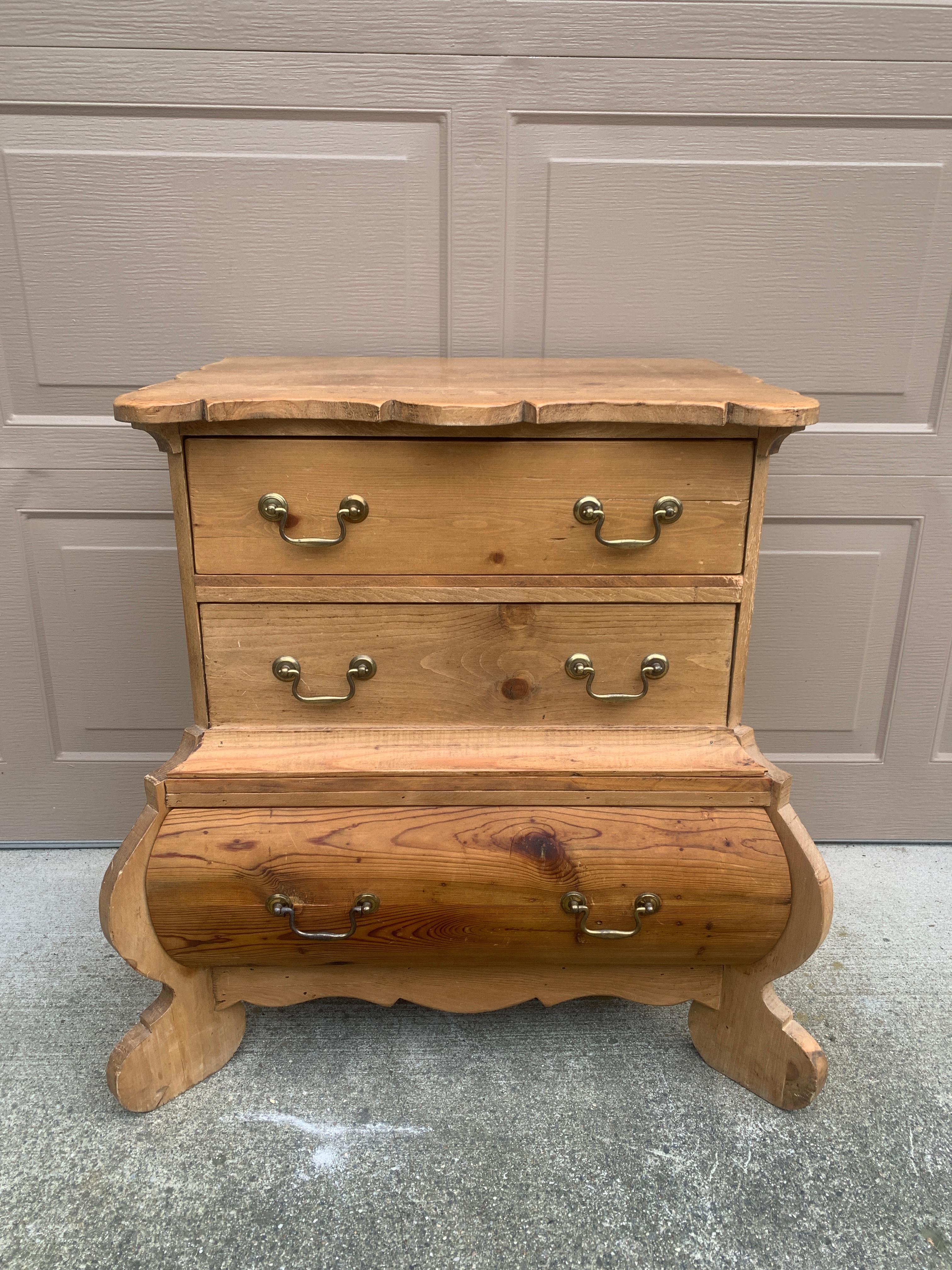 A beautiful and charming Scandinavian solid pine three-drawer Bombay dresser chest of drawers. This would be right at home in a traditional space or a modern room. 

Scandinavia, Circa early 20th century

Measures: 30