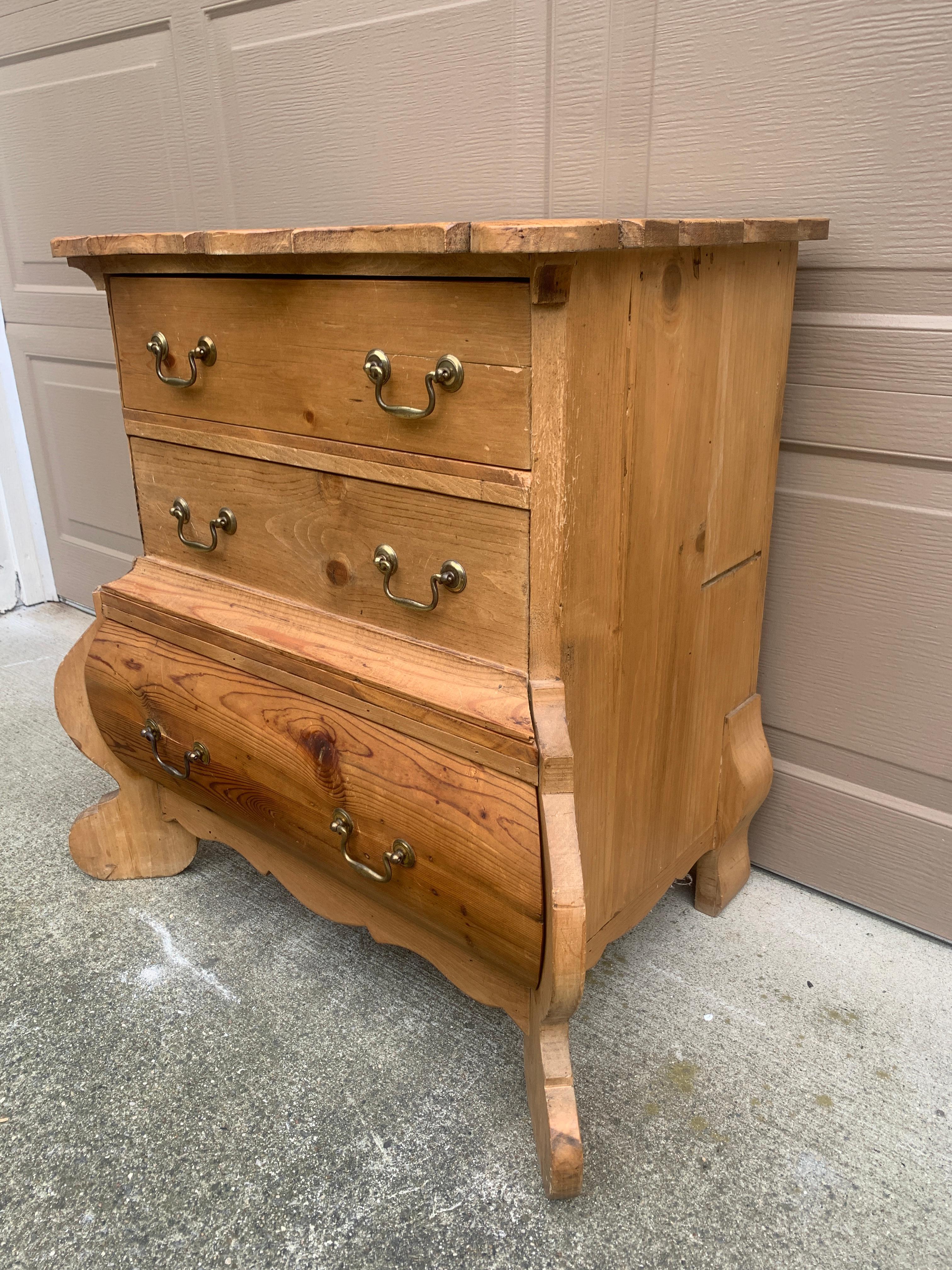 Antique Scandinavian Pine Bombay Chest of Drawers, Early 20th Century In Good Condition For Sale In Elkhart, IN
