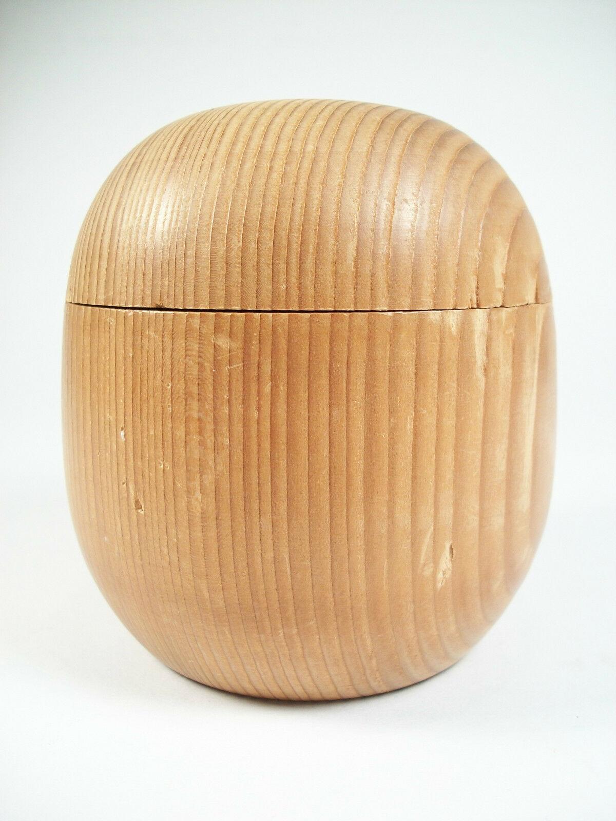 Scandinave moderne Ancienne boîte scandinave en pin, bois de tilleul, début du 20e siècle en vente