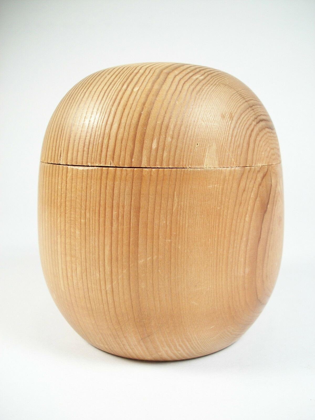 Antique Scandinavian Pine Canister, Treen Ware, Early 20th Century In Good Condition For Sale In Chatham, ON