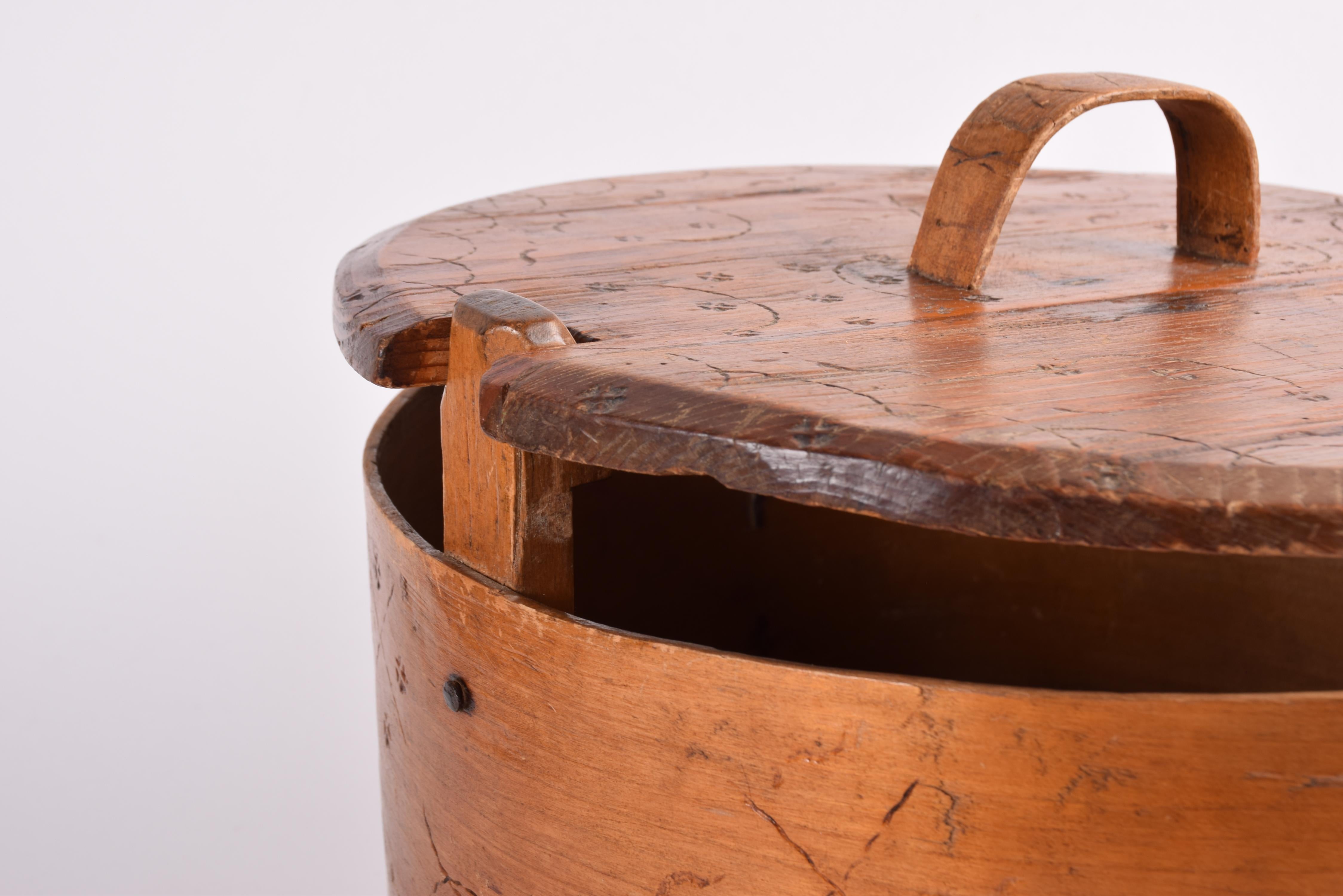Antique Scandinavian Round Storage Box “Tejne” Decorated Pine, Late 19th Century For Sale 3