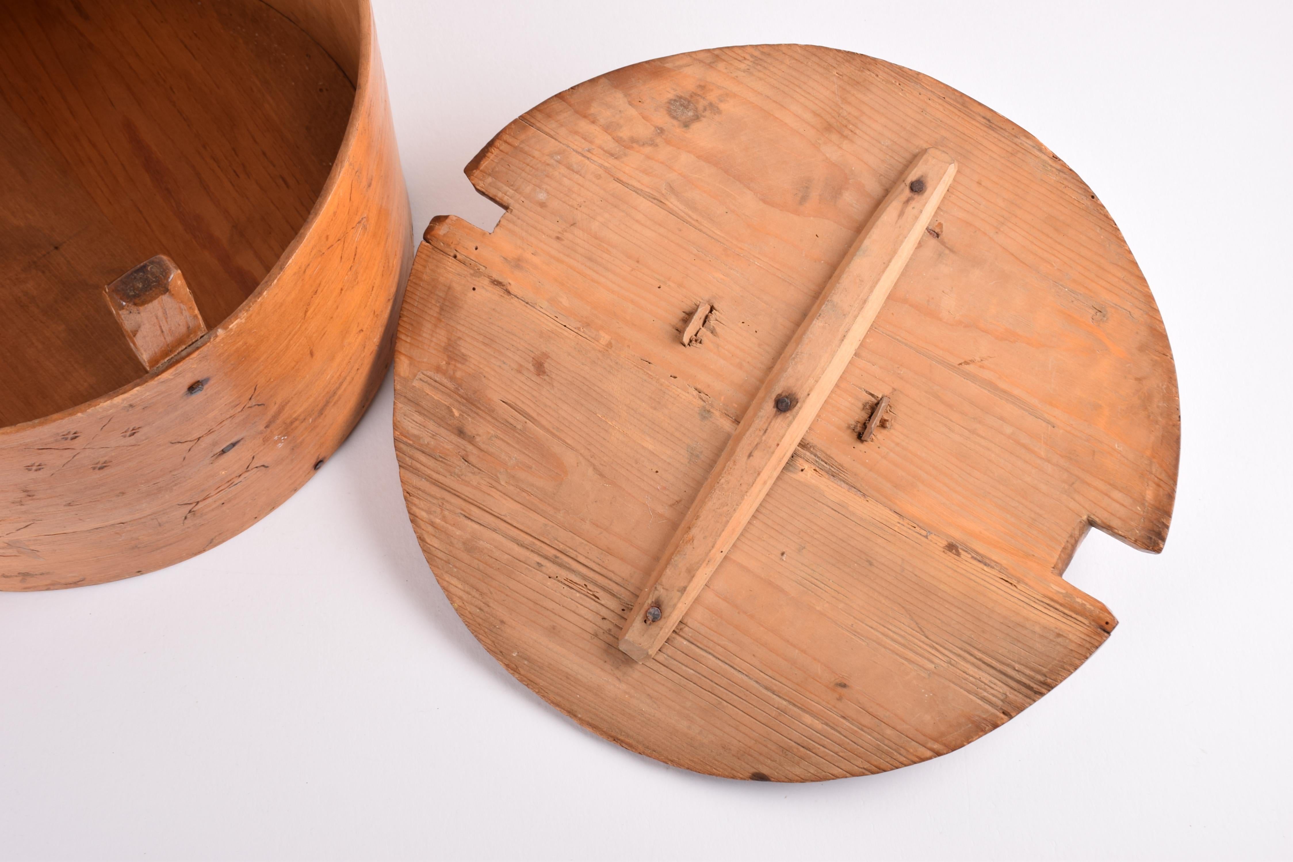 Boîte de rangement ronde scandinave ancienne en pin décoré Tejne, fin du 19ème siècle en vente 5