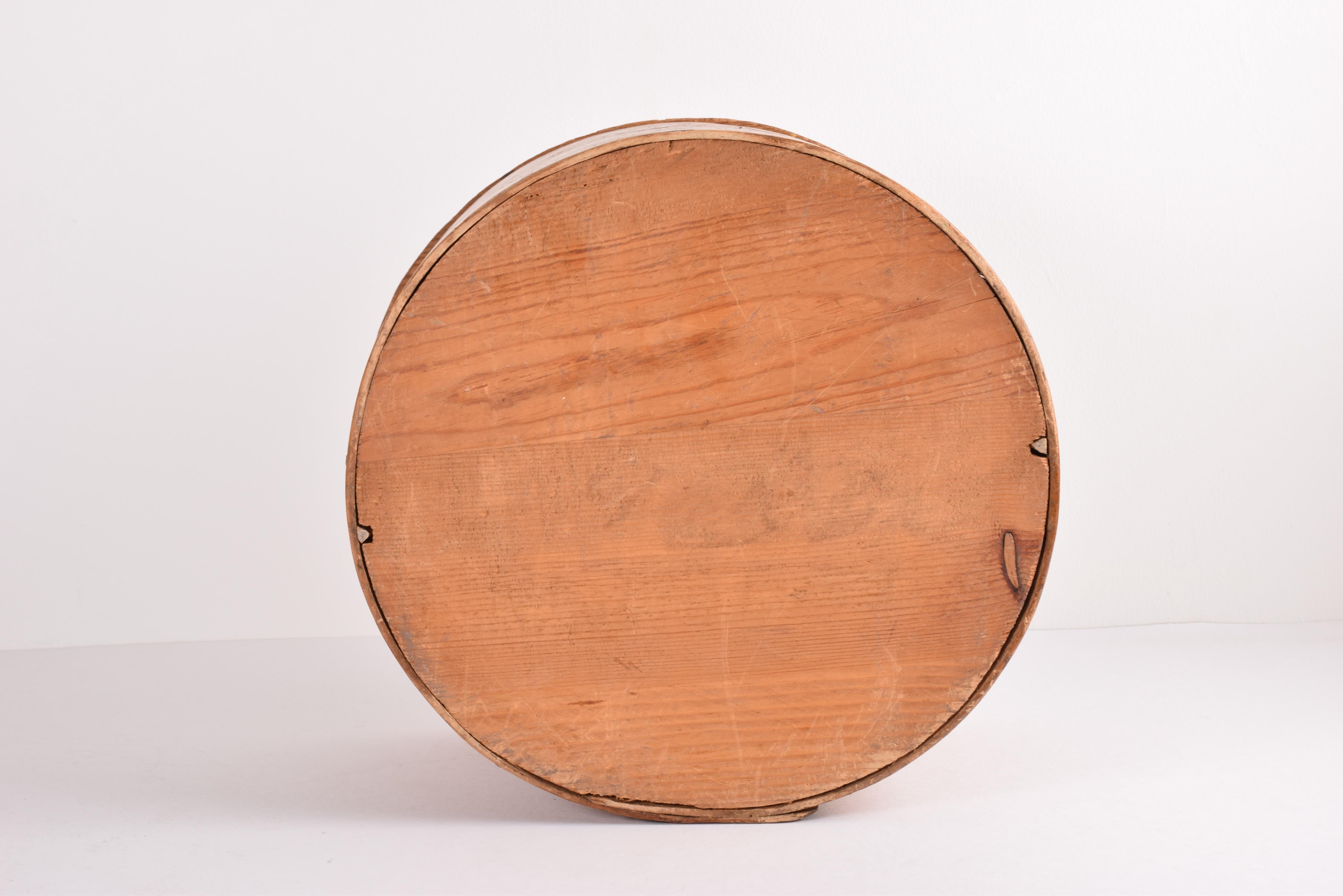 Boîte de rangement ronde scandinave ancienne en pin décoré Tejne, fin du 19ème siècle en vente 6