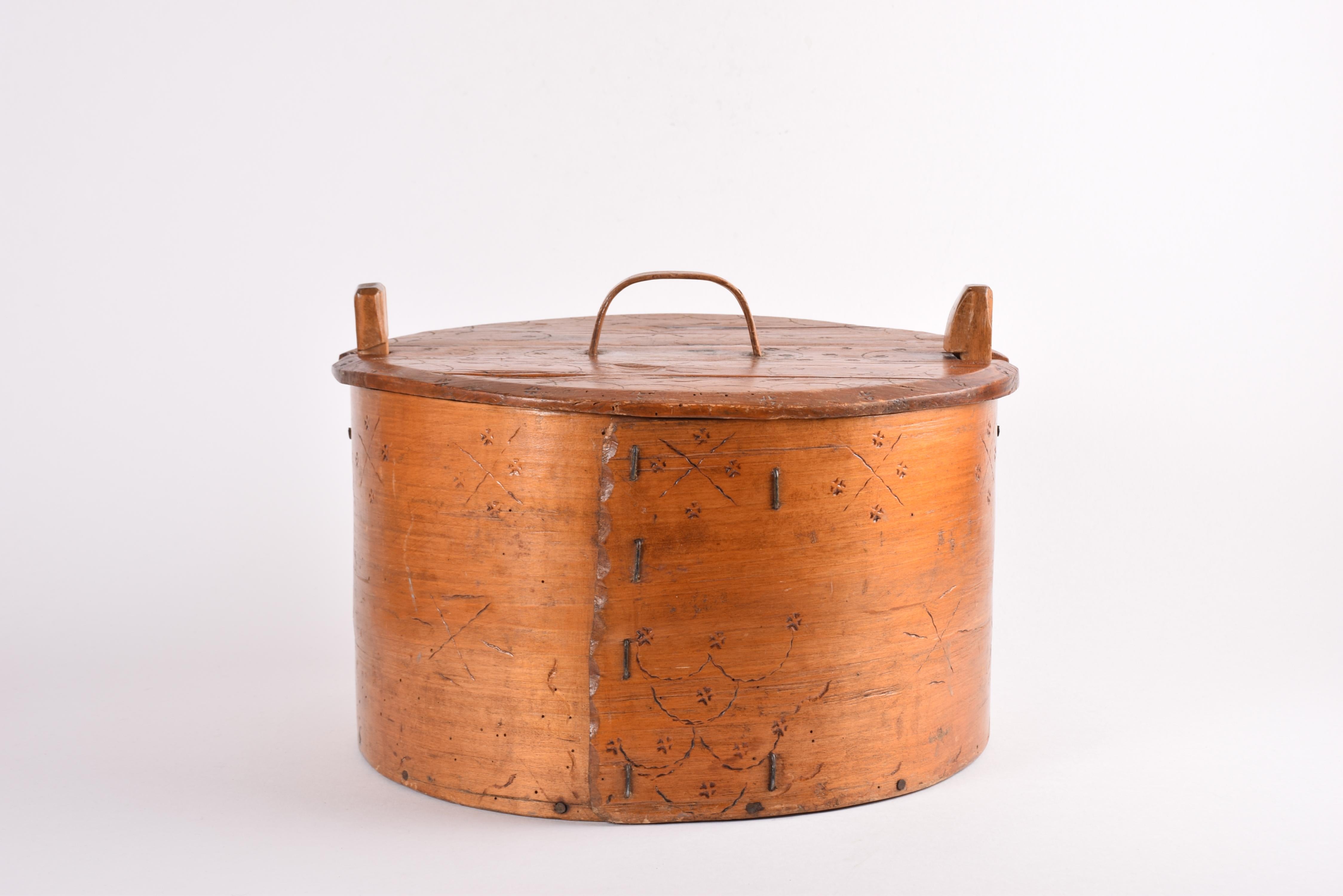 Antike skandinavische runde Aufbewahrungsbox aus Tejne- Kiefernholz, spätes 19. Jahrhundert (Volkskunst) im Angebot