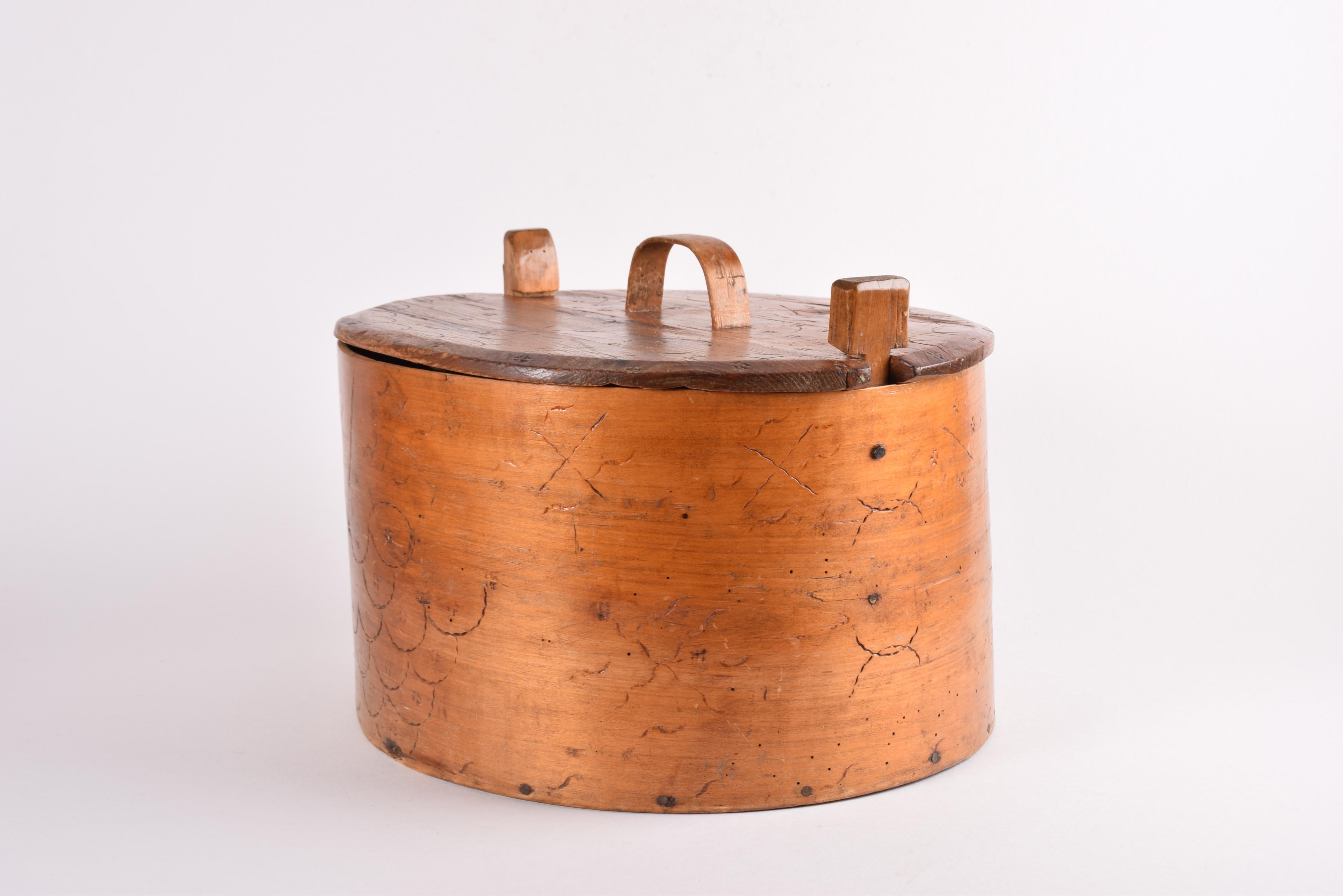 Antike skandinavische runde Aufbewahrungsbox aus Tejne- Kiefernholz, spätes 19. Jahrhundert (Skandinavisch) im Angebot